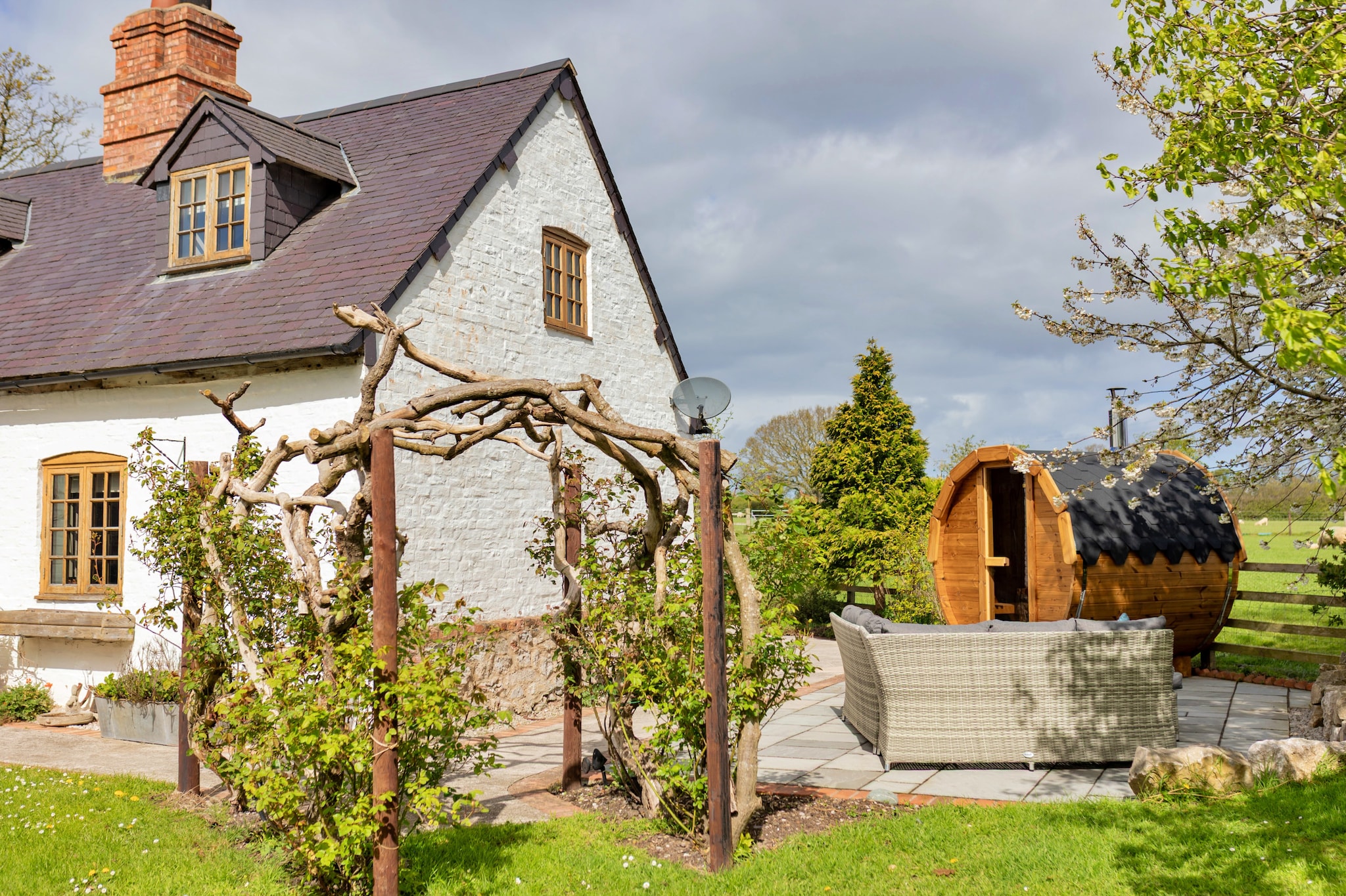 Waen Farm Cottage - Buitenkant zomer