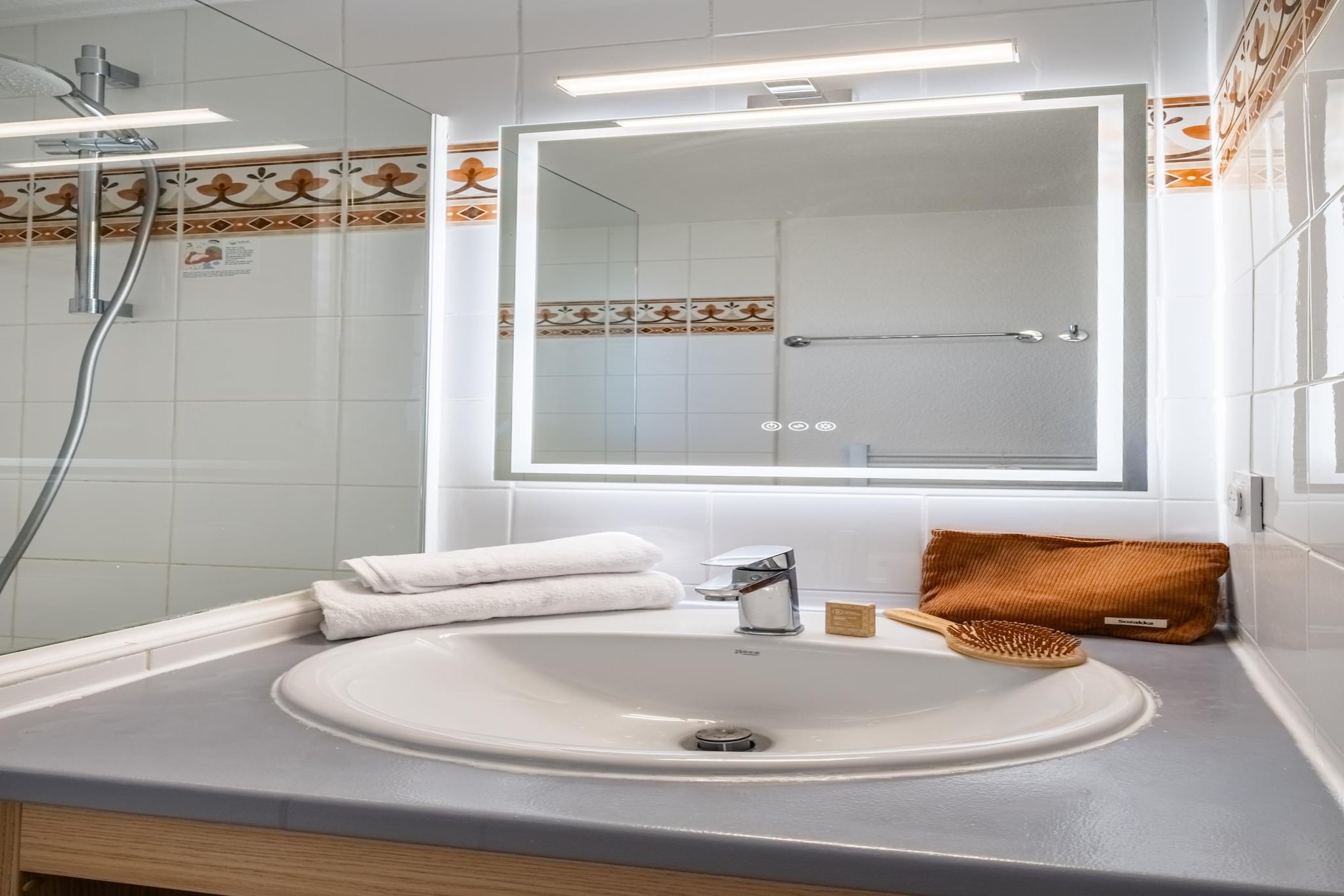 P&V Premium les Rives de Cannes Mandelieu Apartment 6 people - 2 bedrooms - Terrace - Garden level - Renovated - Badkamer