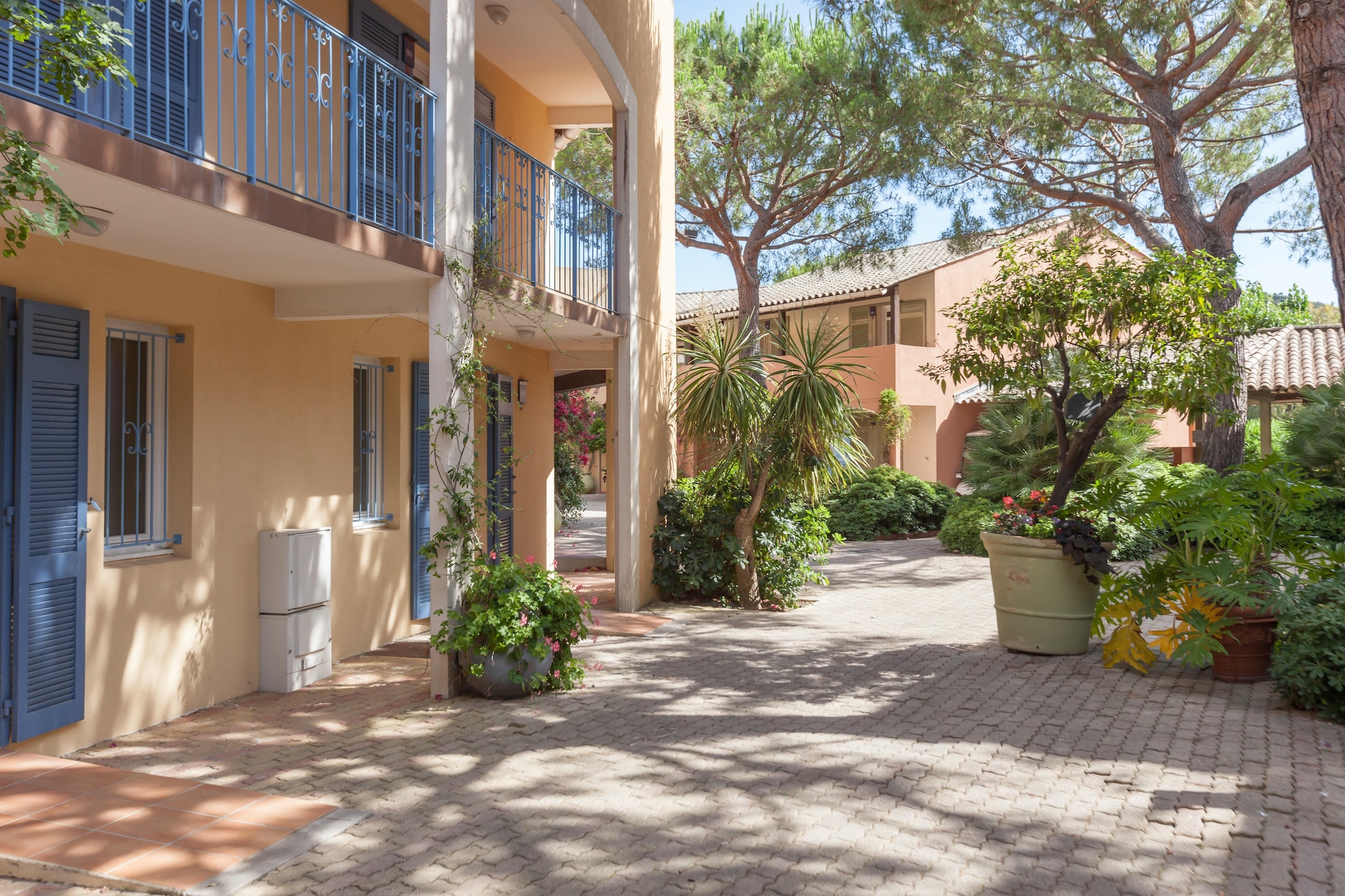 P&V Premium les Rives de Cannes Mandelieu Apartment 6 people - 2 bedrooms - Terrace - Garden level - Renovated - Buitenkant zomer