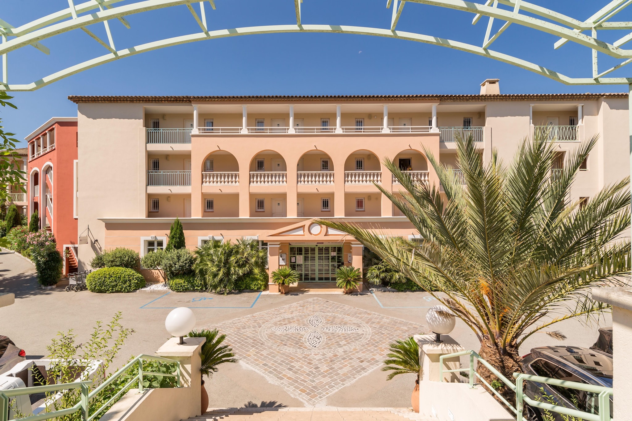 P&V Premium les Calanques des Issambres Apartment 4 people - 1 bedroom - Terrace or balcony - Sea view - Buitenkant zomer