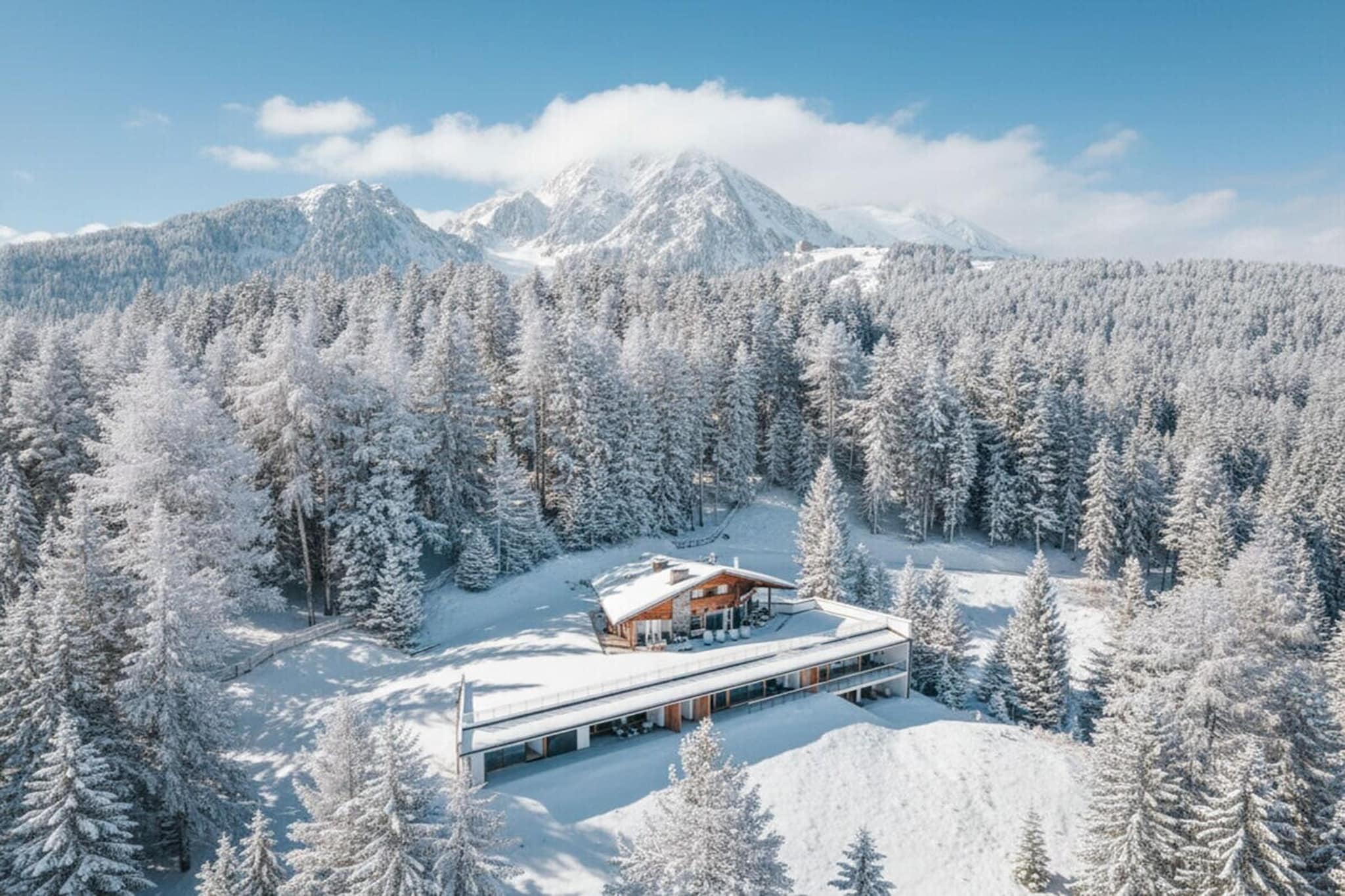 8912 - Exterior in winter