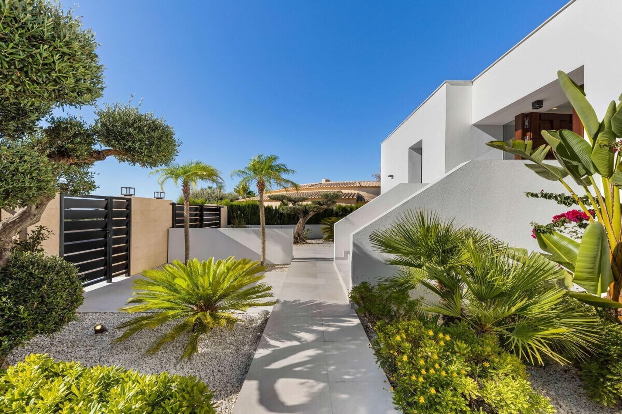 633719 - Exterior in summer