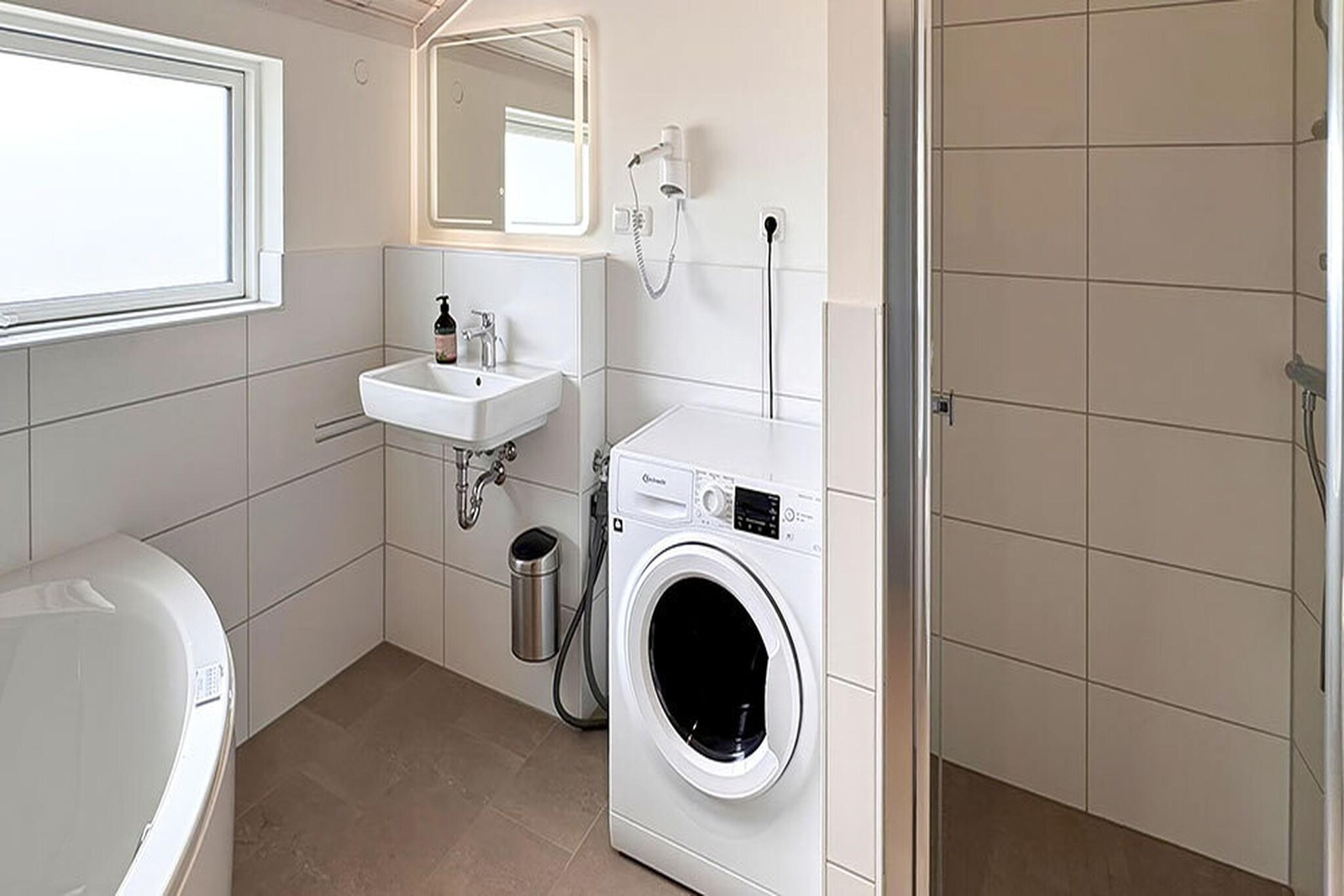 Ferienhaus B - Bathroom
