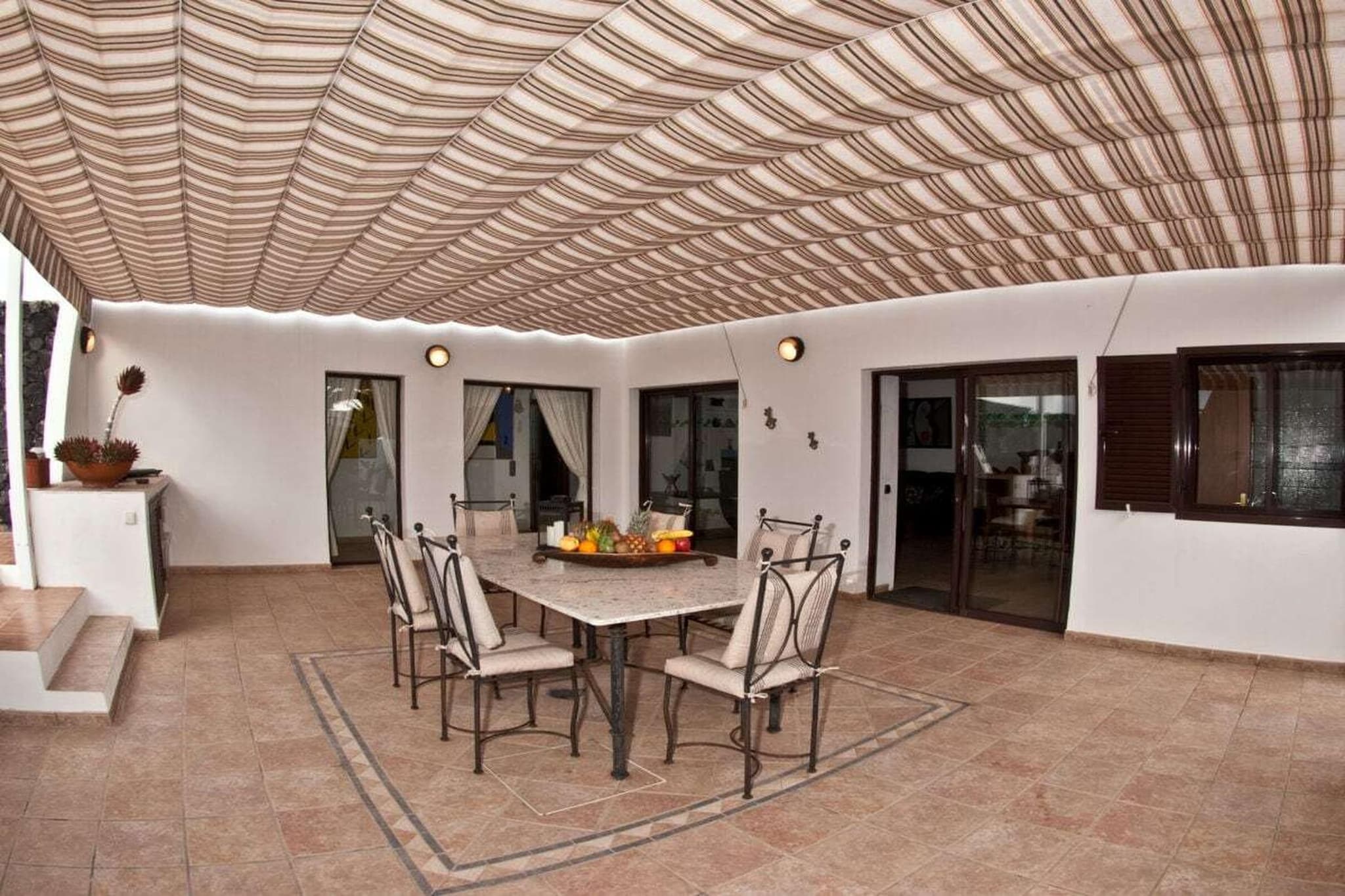 206377 - Dining room
