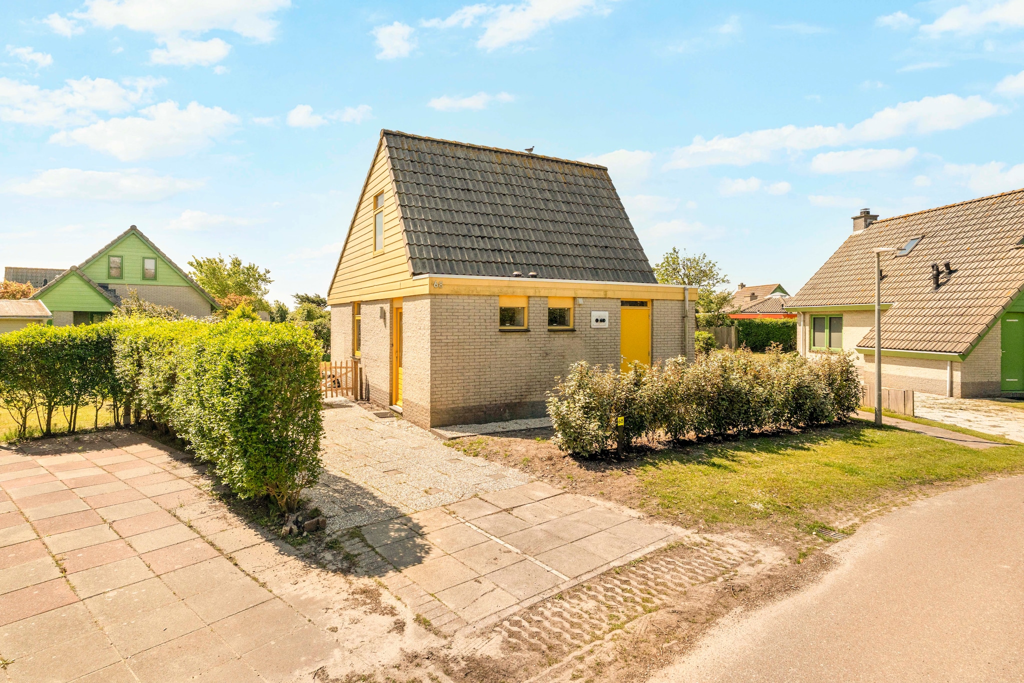 Strandslag Bungalow 68 - Buitenkant zomer