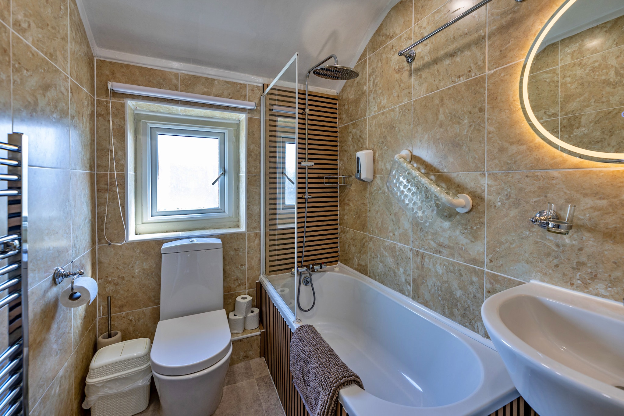 Ty Pen Y Bryn, Castle Views - Badkamer