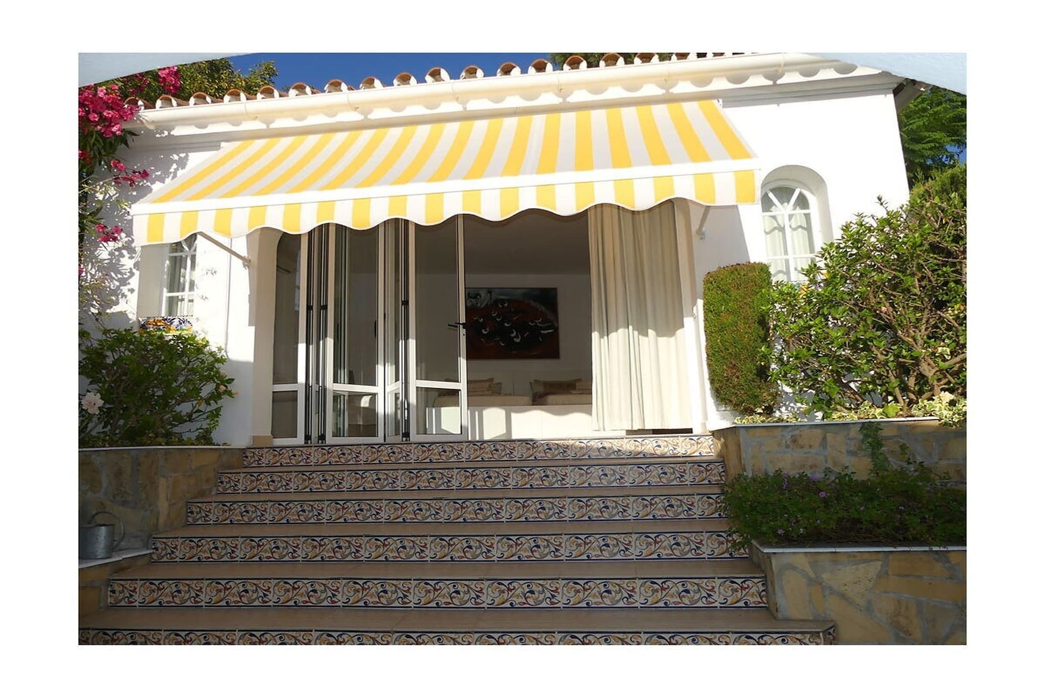 239637 - Exterior in summer