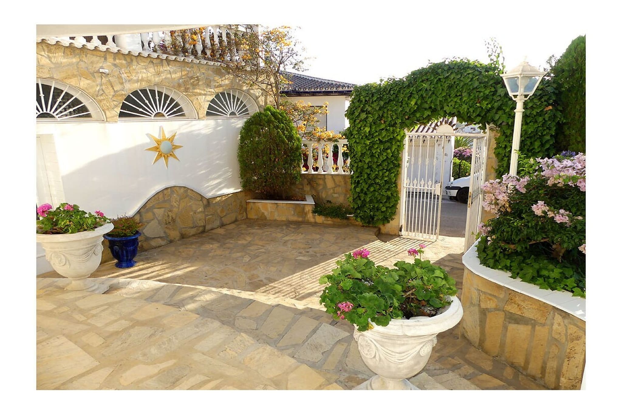 239637 - Hall & reception