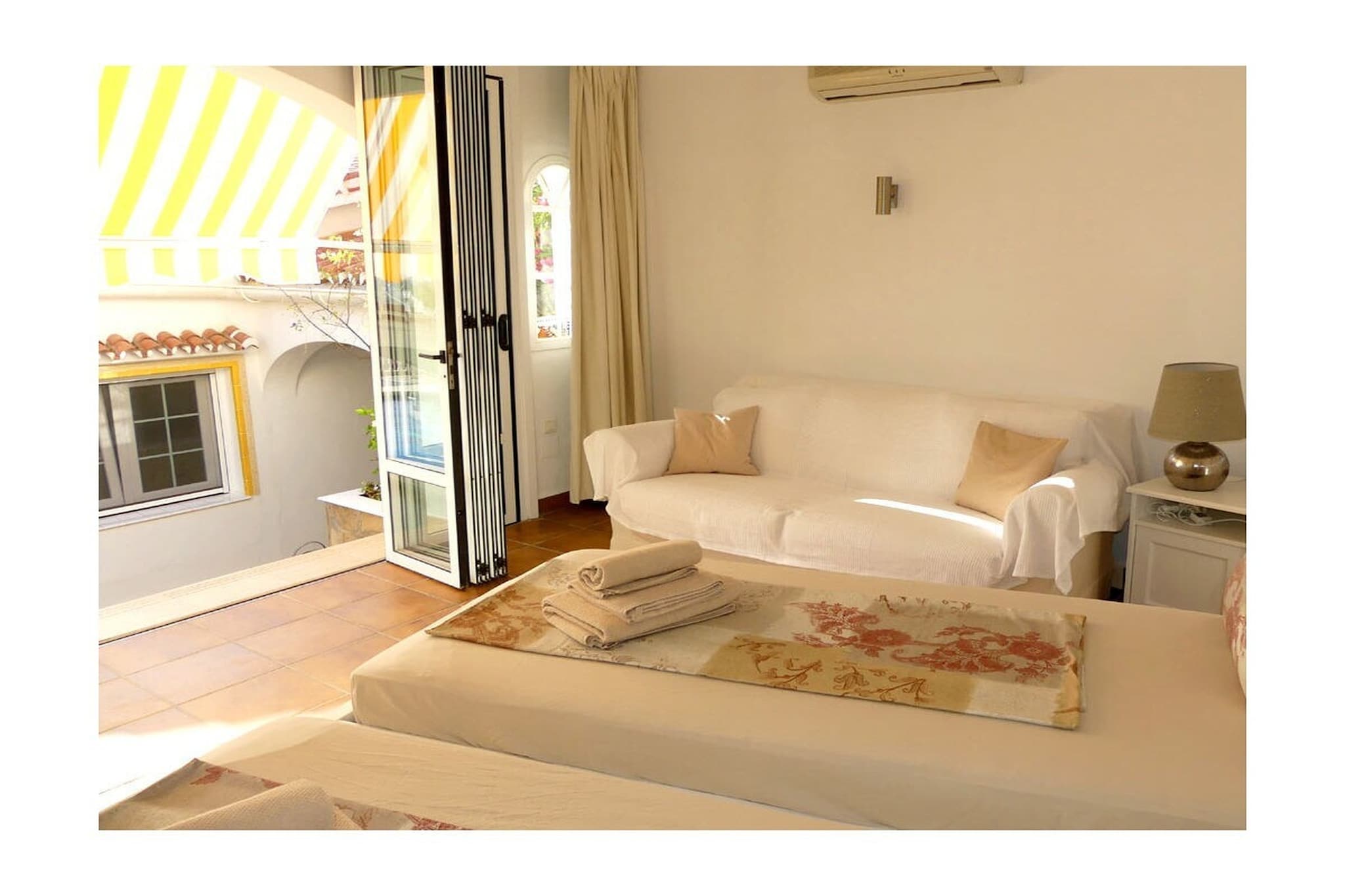 239637 - Living room