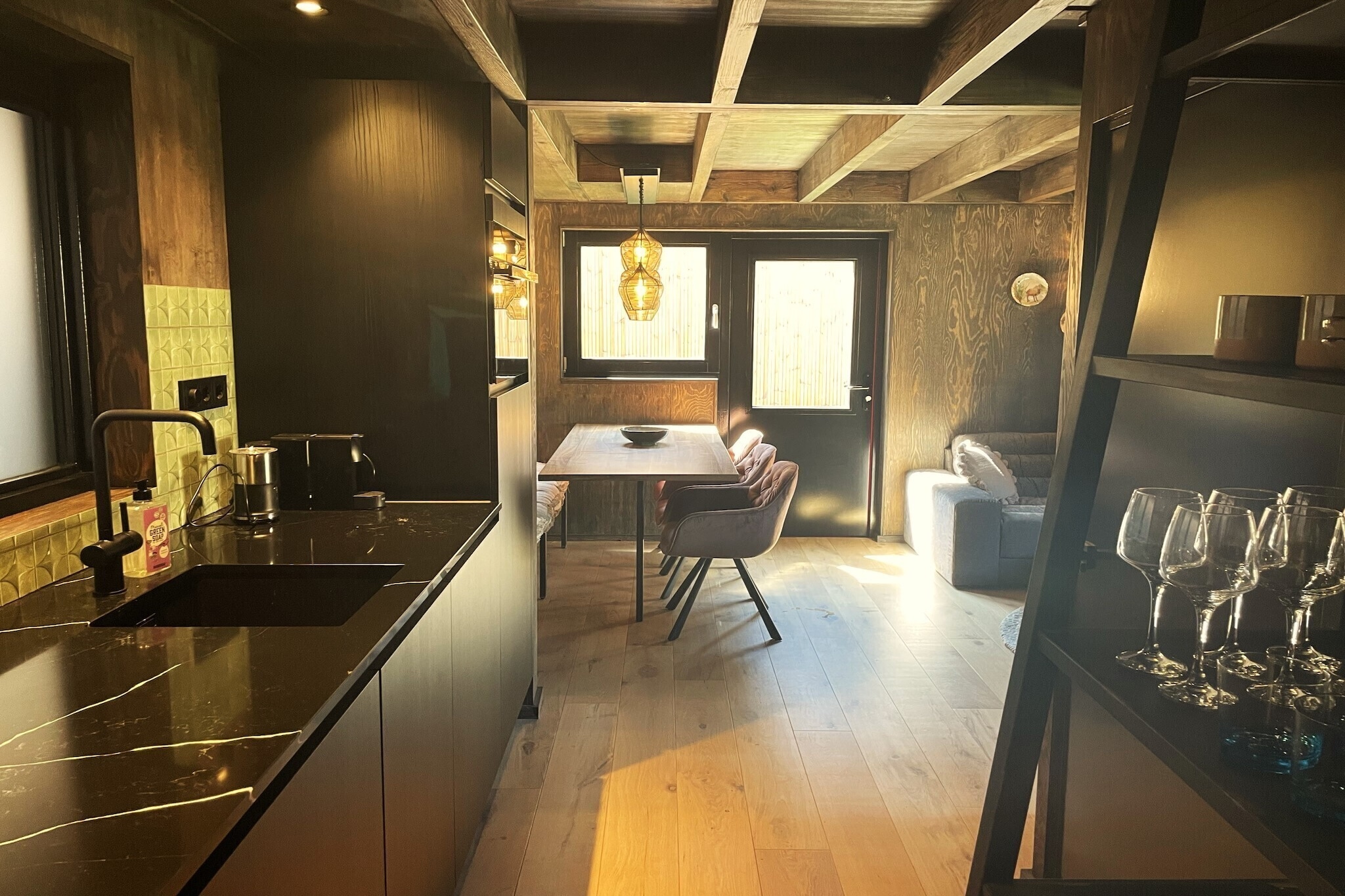 6-person Dune Lodge with Charging Station & Extra Parking Space - Dining room
