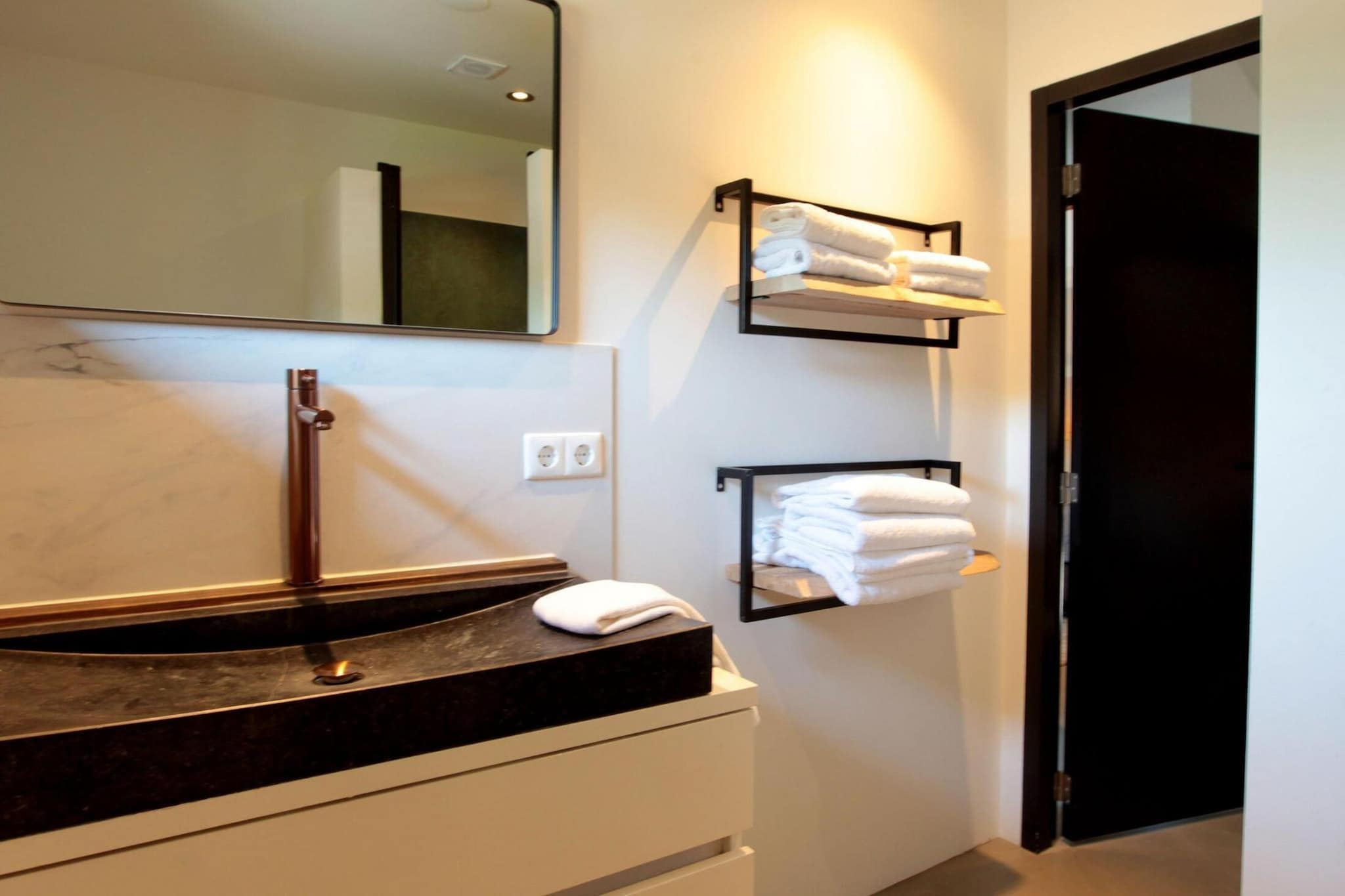 8-14 person group accommodation - Bathroom