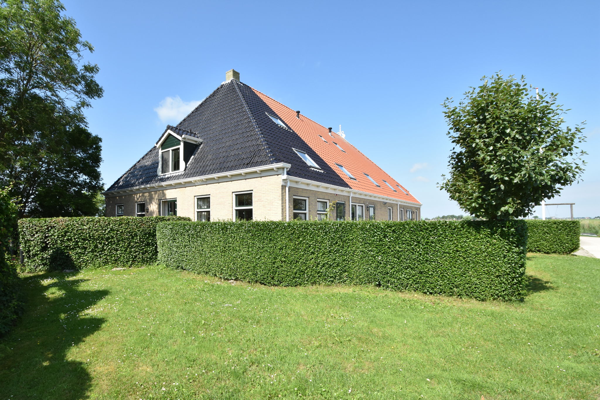 Schönes Landhaus mit Steg in Lollum nahe holländischer Küste