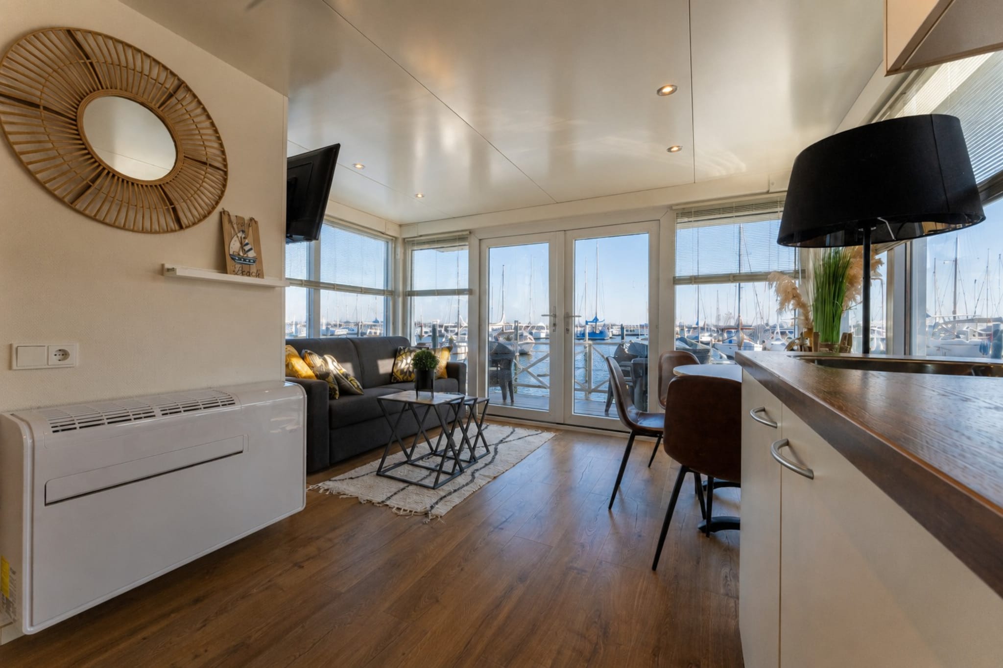 Houseboat Veerse Meer with Roof Terrace | 4 people - Woonkamer