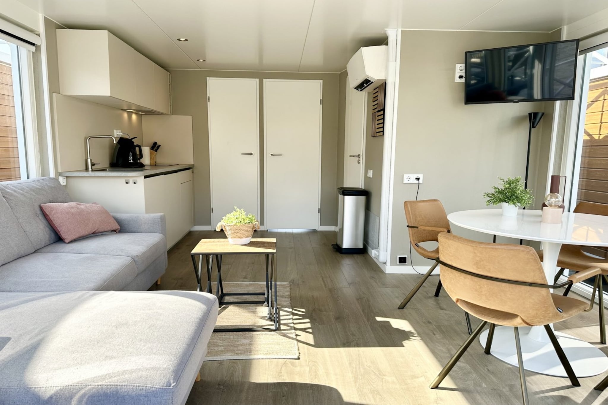 Houseboat Veerse Meer with Roof Terrace | 4 people