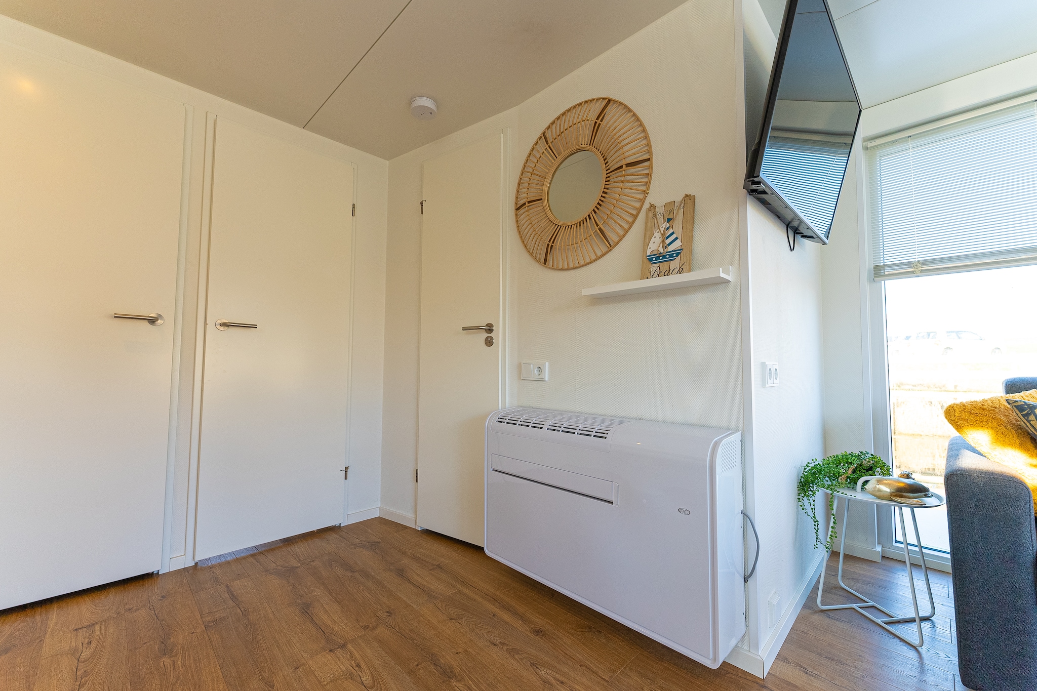 Houseboat Veerse Meer with Roof Terrace | 4 people - Woonkamer