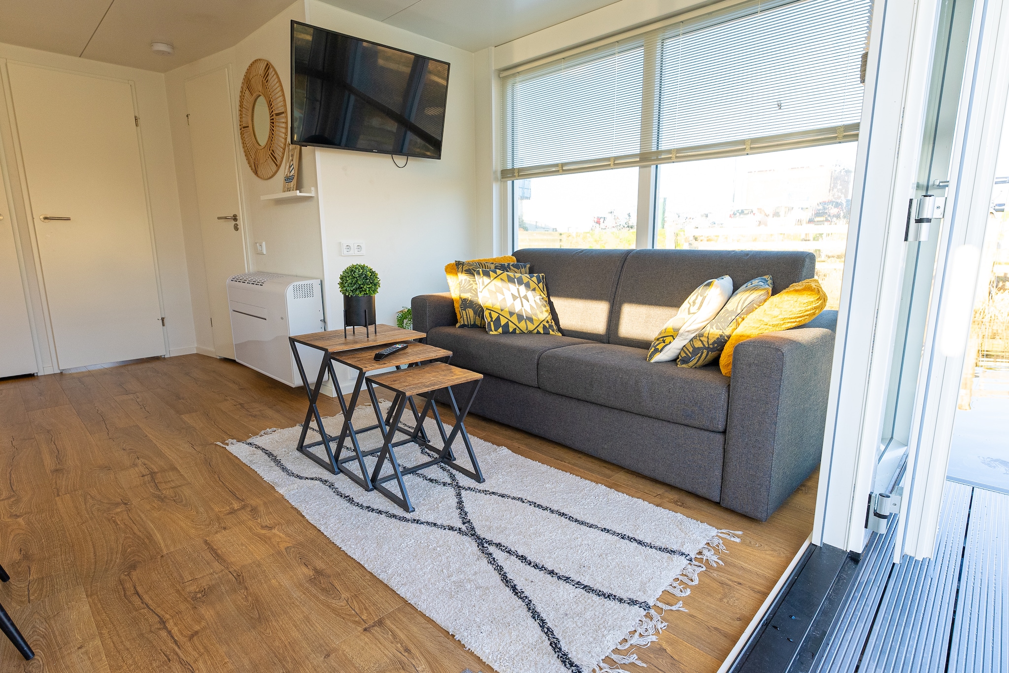 Houseboat Veerse Meer with Roof Terrace | 4 people - Woonkamer