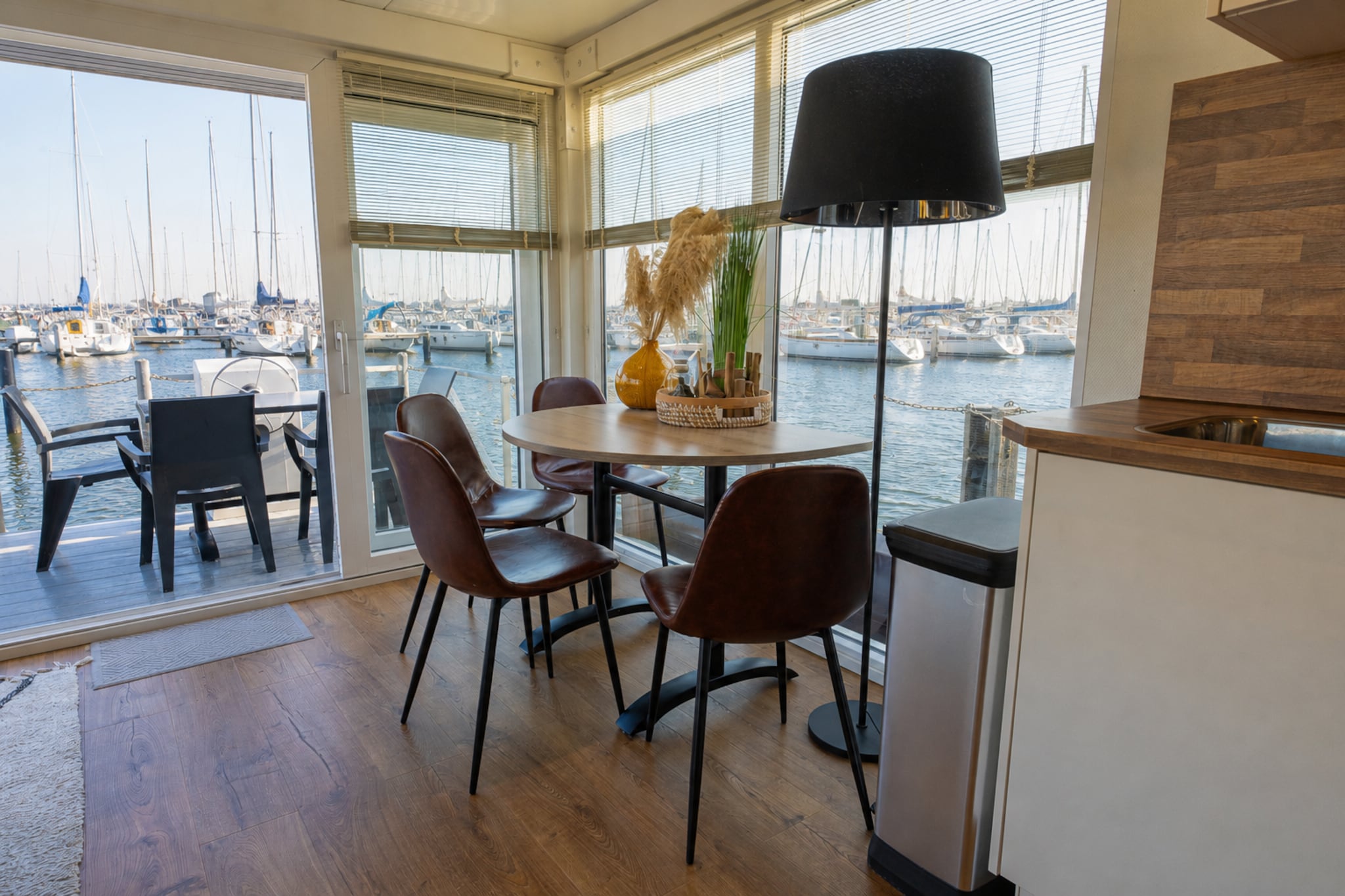 Houseboat Veerse Meer with Roof Terrace | 4 people - Eetkamer