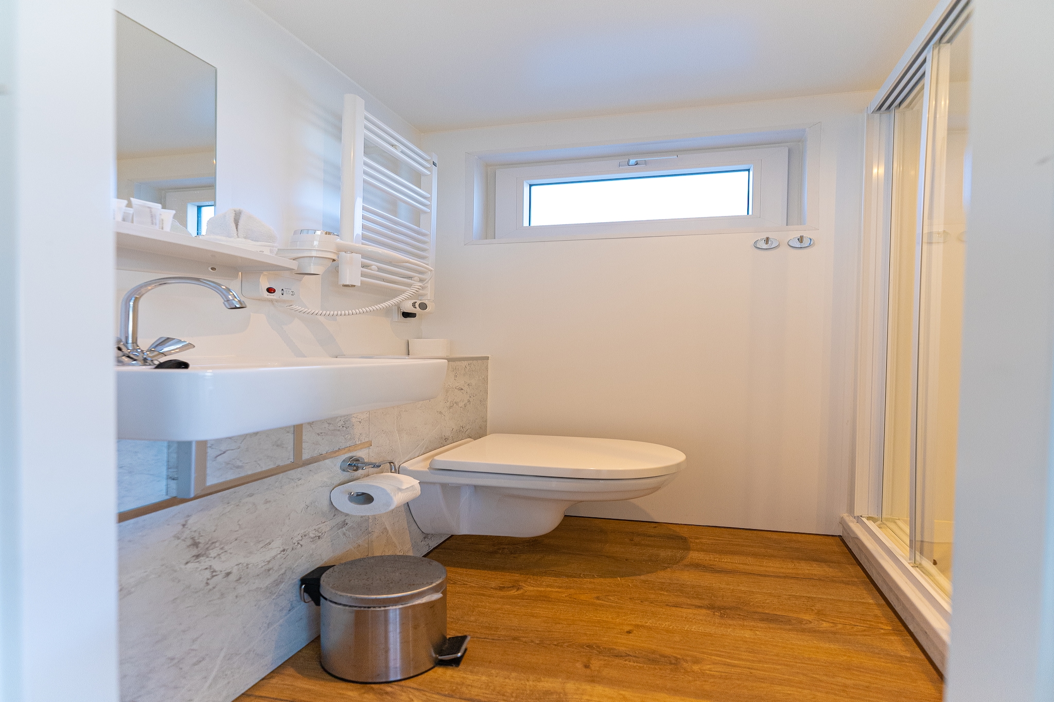 Houseboat Veerse Meer with Roof Terrace | 4 people - Badkamer
