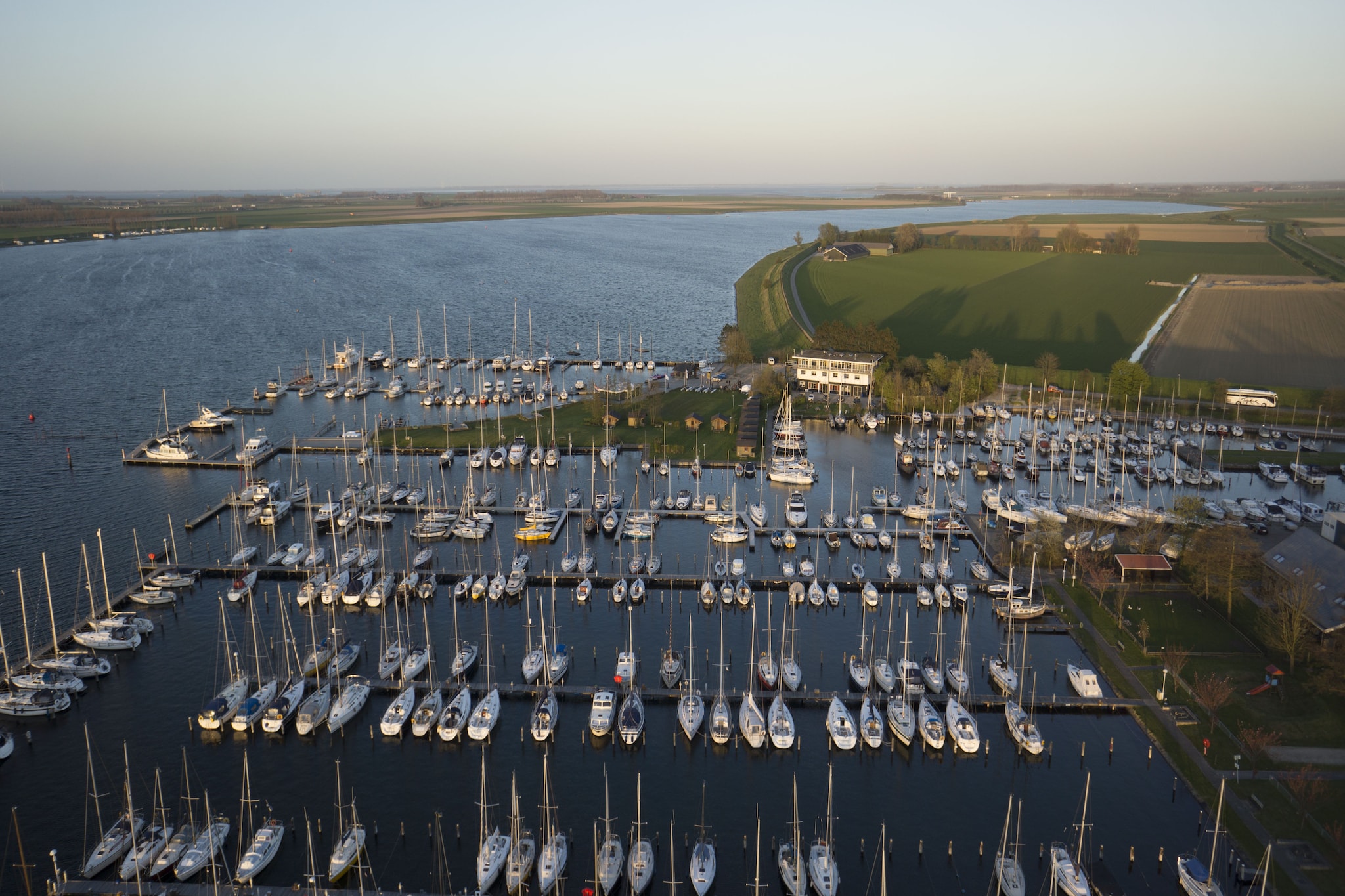 Houseboat Veerse Meer with Roof Terrace | 4 people - Uitzicht zomer