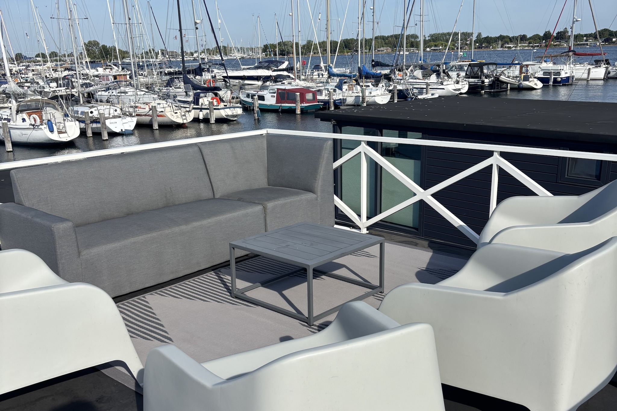 Houseboat Veerse Meer with Roof Terrace | 4 people - Terrasbalkon