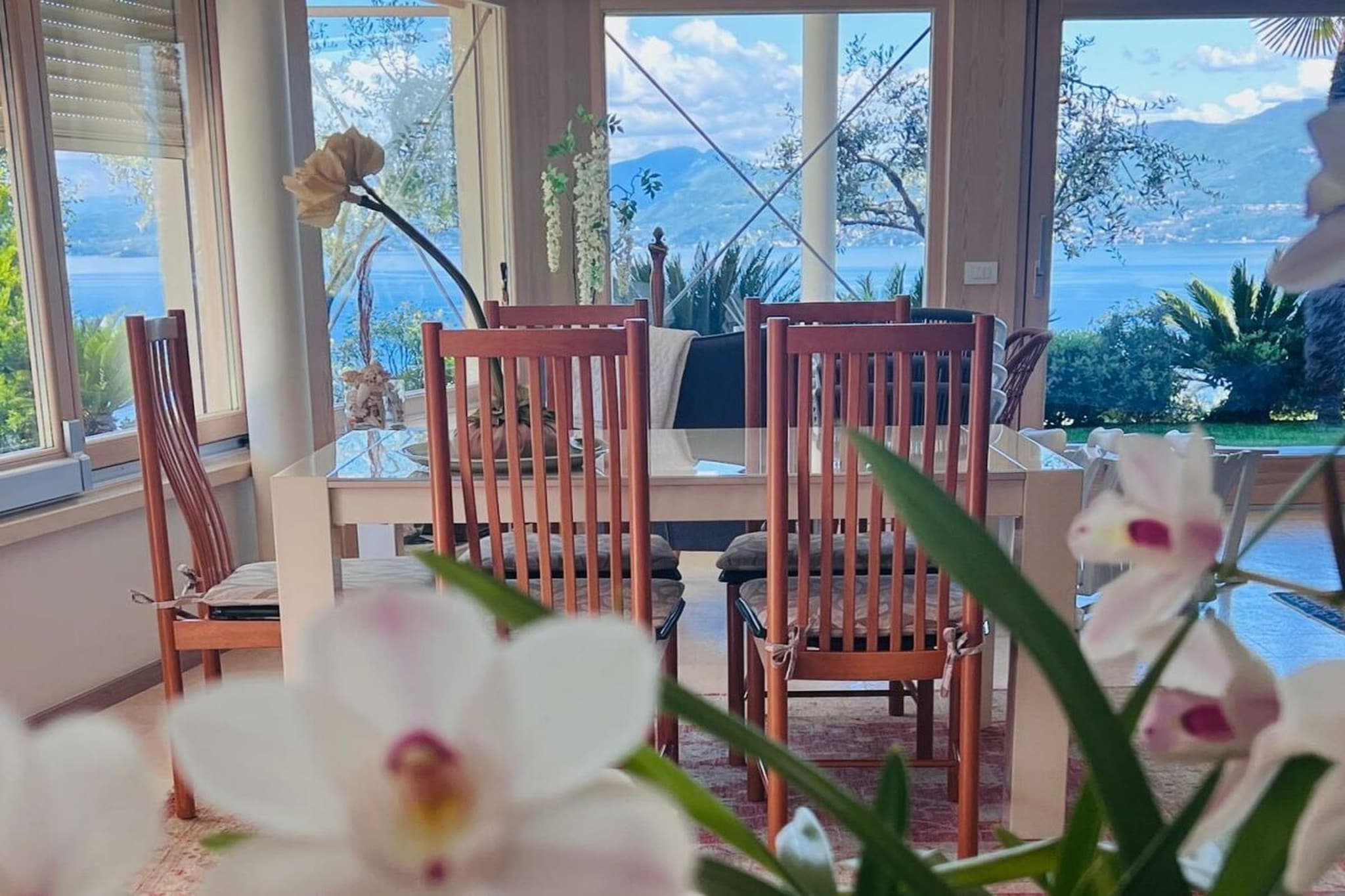 168963 - Dining room