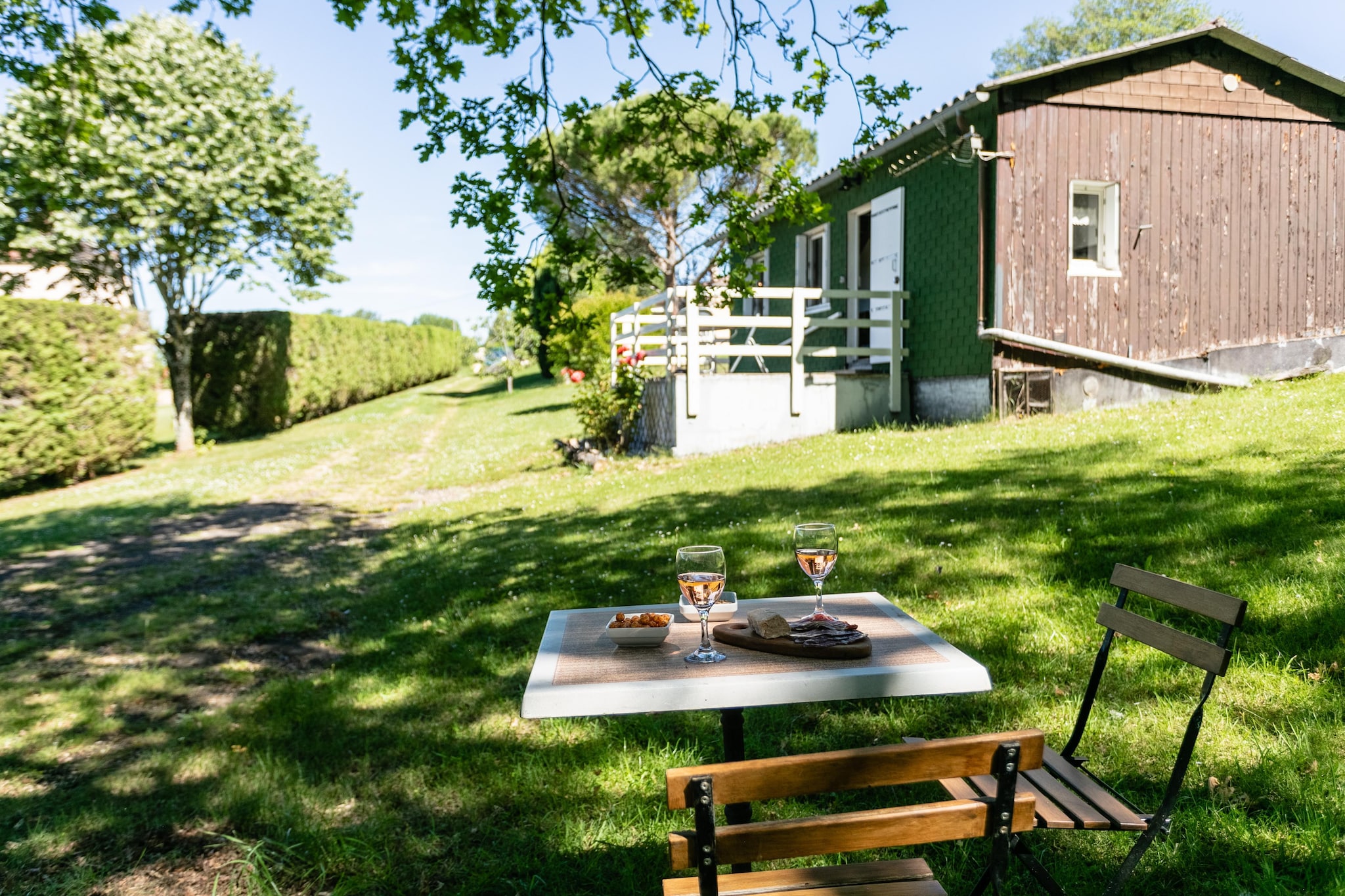 Le Petit Oustalet - Exterior in summer