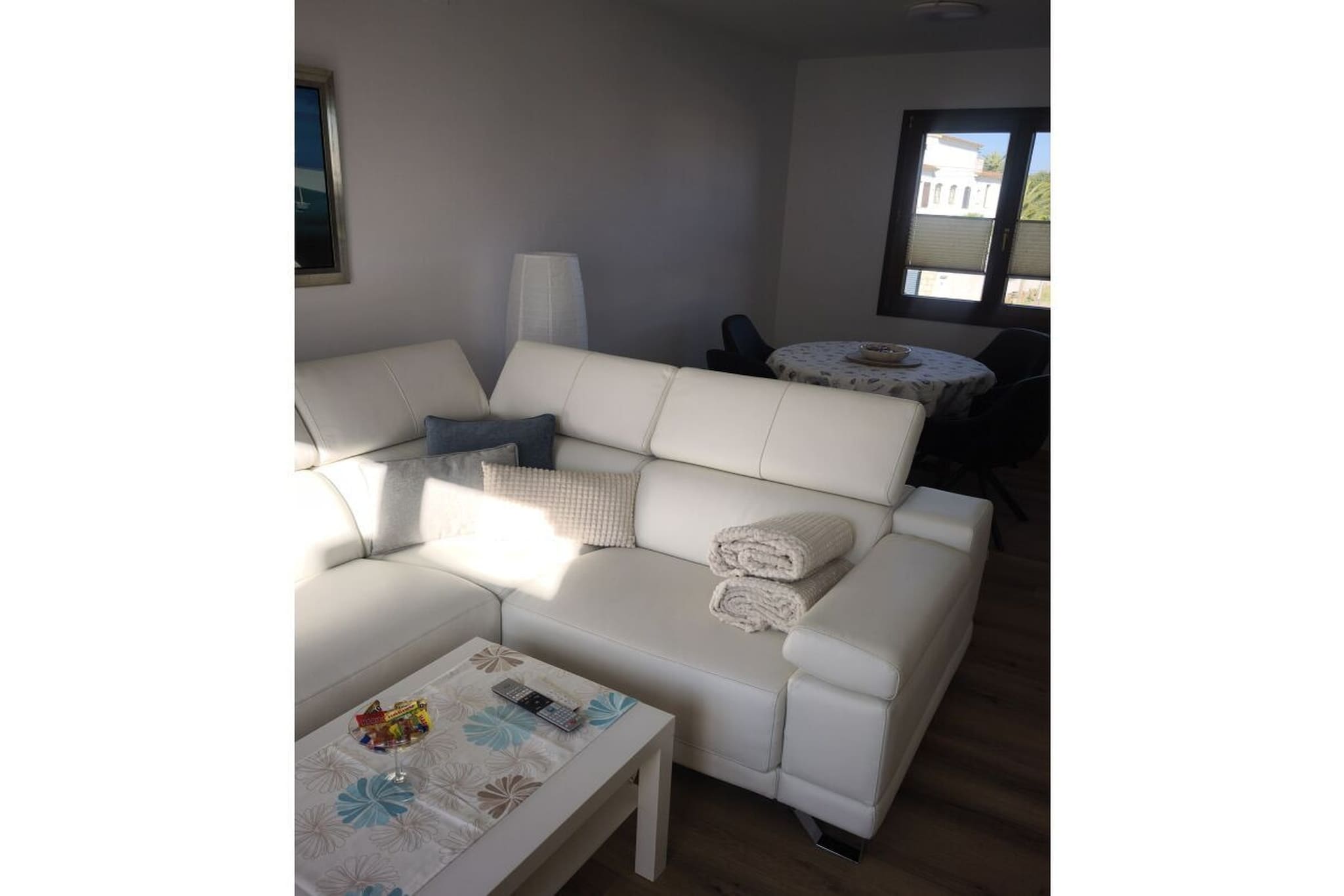 407643 - Living room