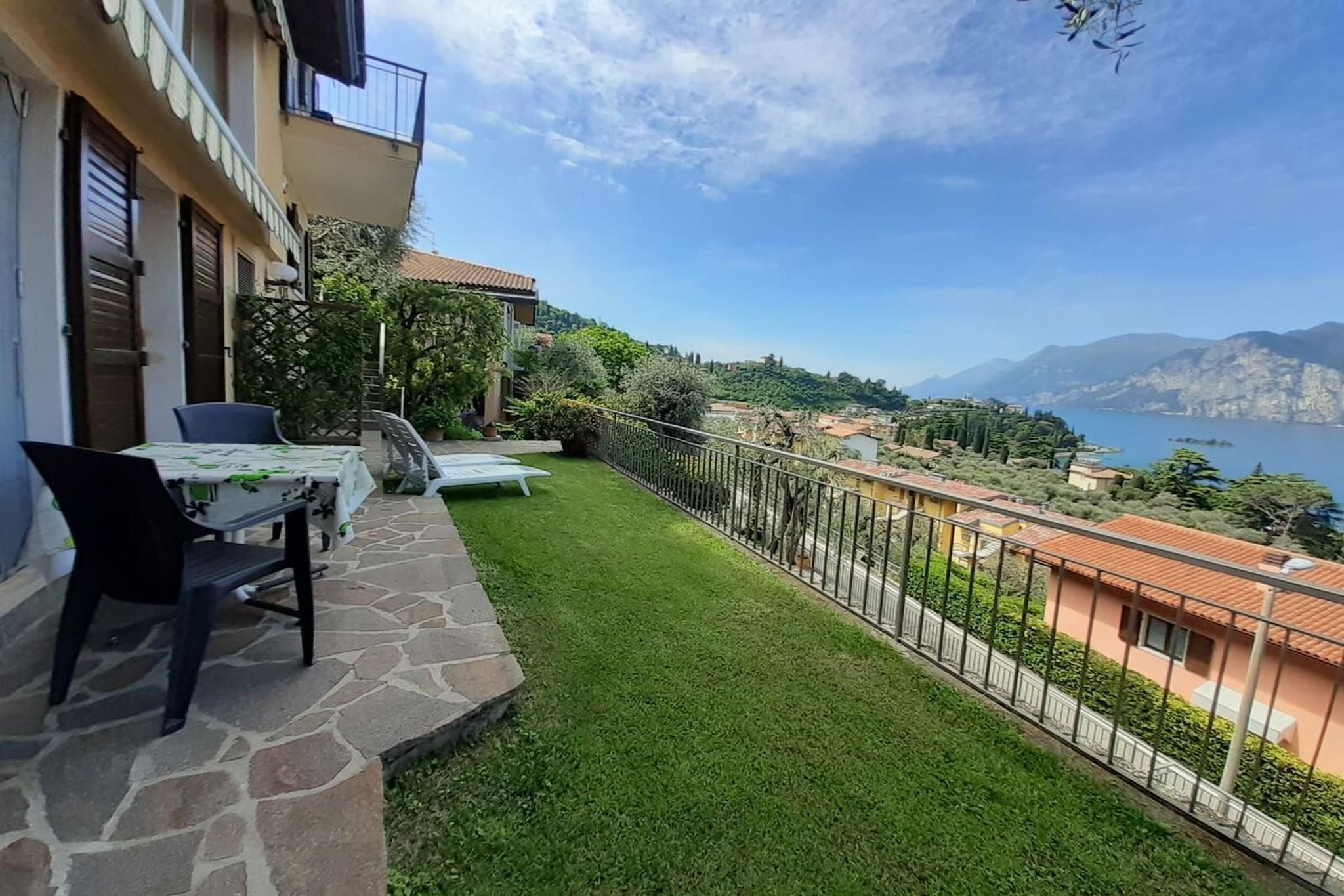 33871 - Gardens in summer