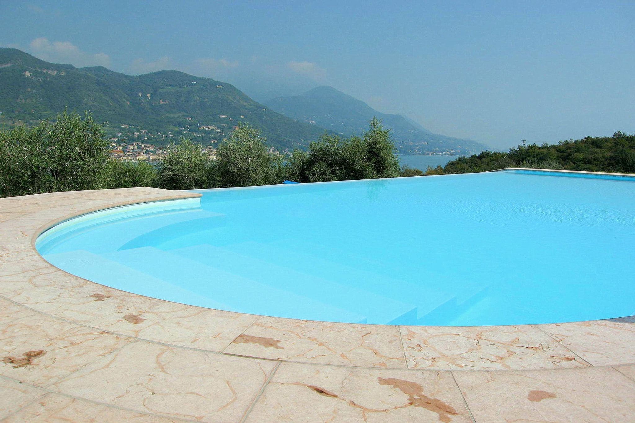 Luxe appartement in Salò met een zwembad