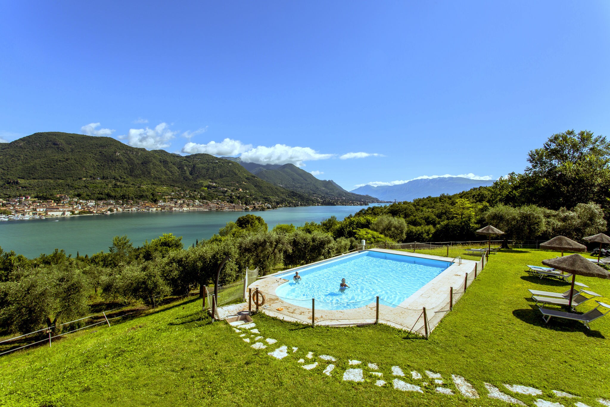 Luxe appartement in Salò met een zwembad