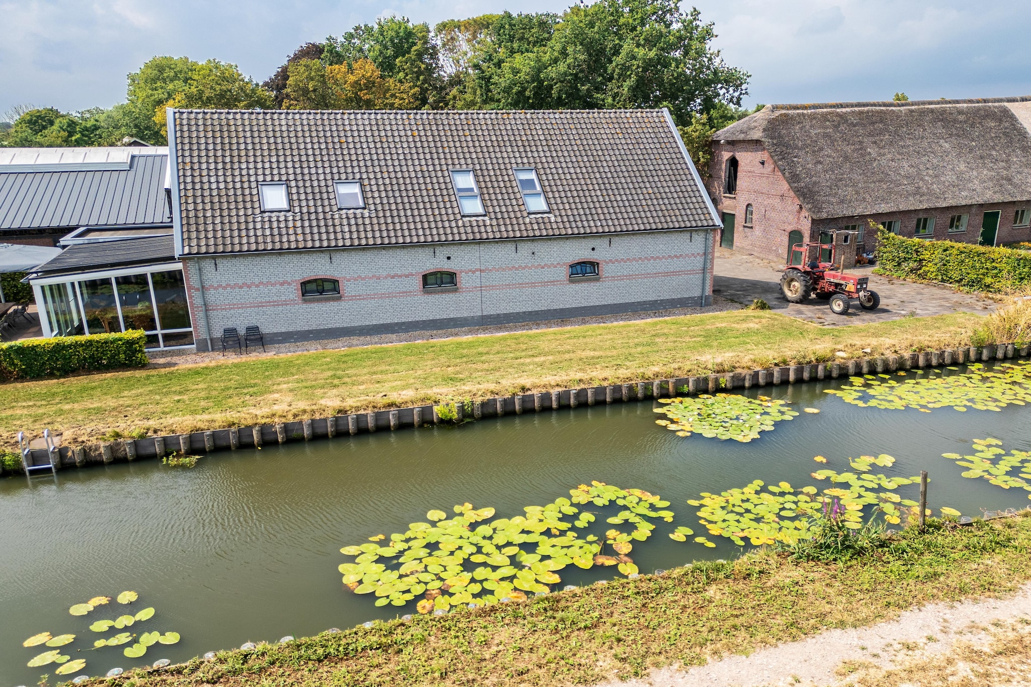De Kleine Stal - Exterior in summer