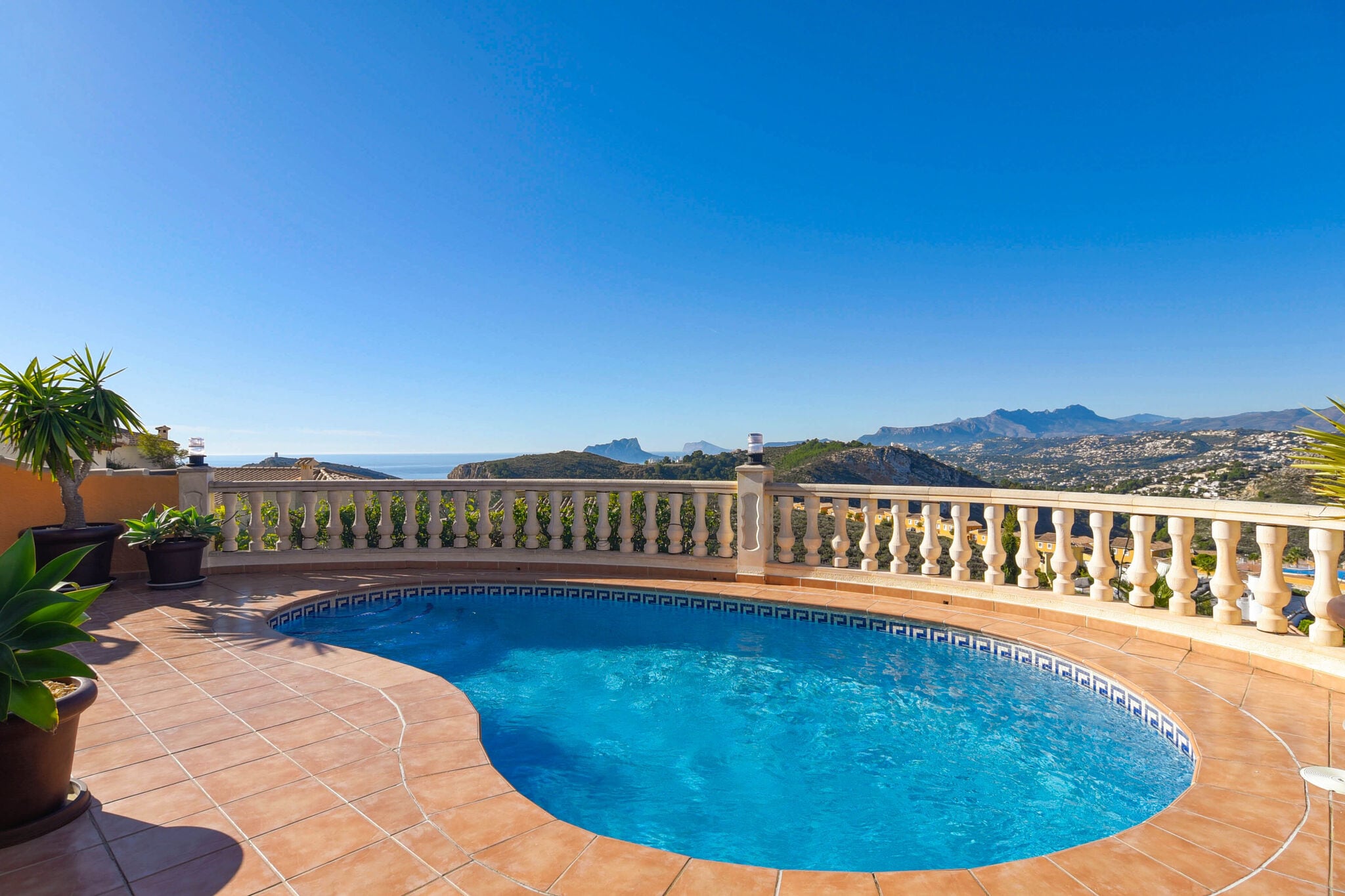 Moderne villa met privézwembad in Cumbre del Sol, Spanje