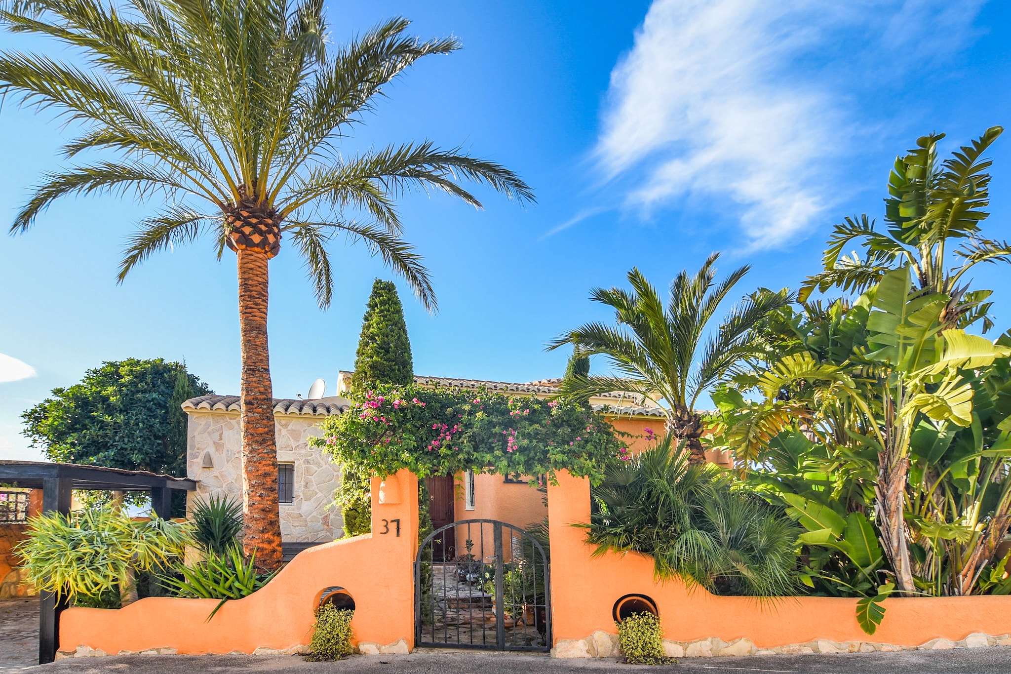 Moderne Villa in Cumbre del Sol mit eigenem Pool