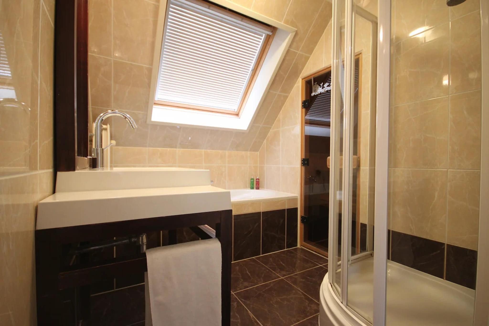 6-person villa in a Texel villa park - Badkamer