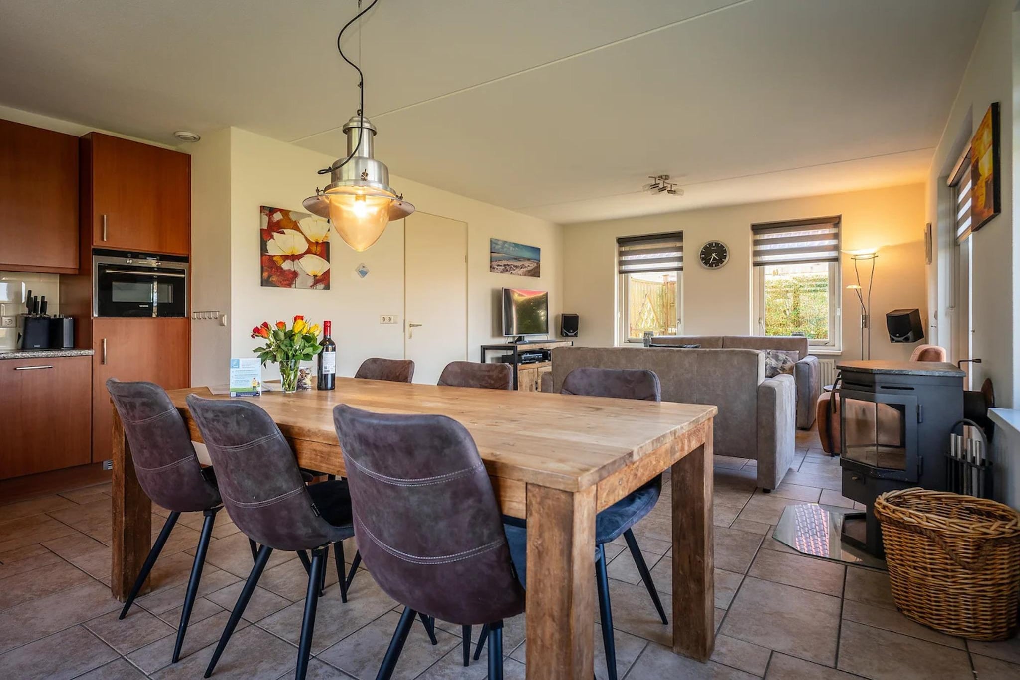 6-person villa in a Texel villa park - Eetkamer