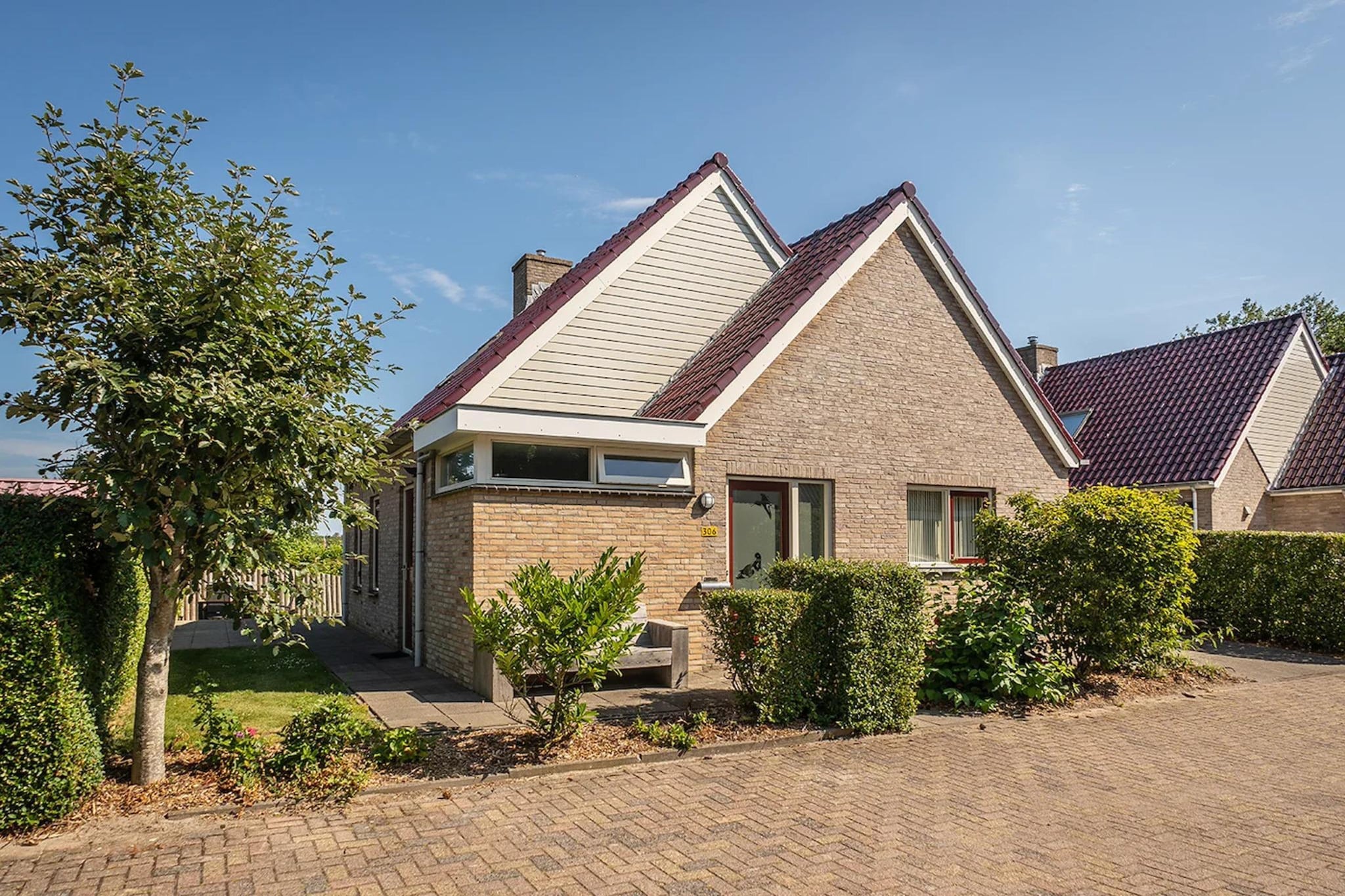 6-person luxury villa with 2 bathrooms on Texel - Buitenkant zomer