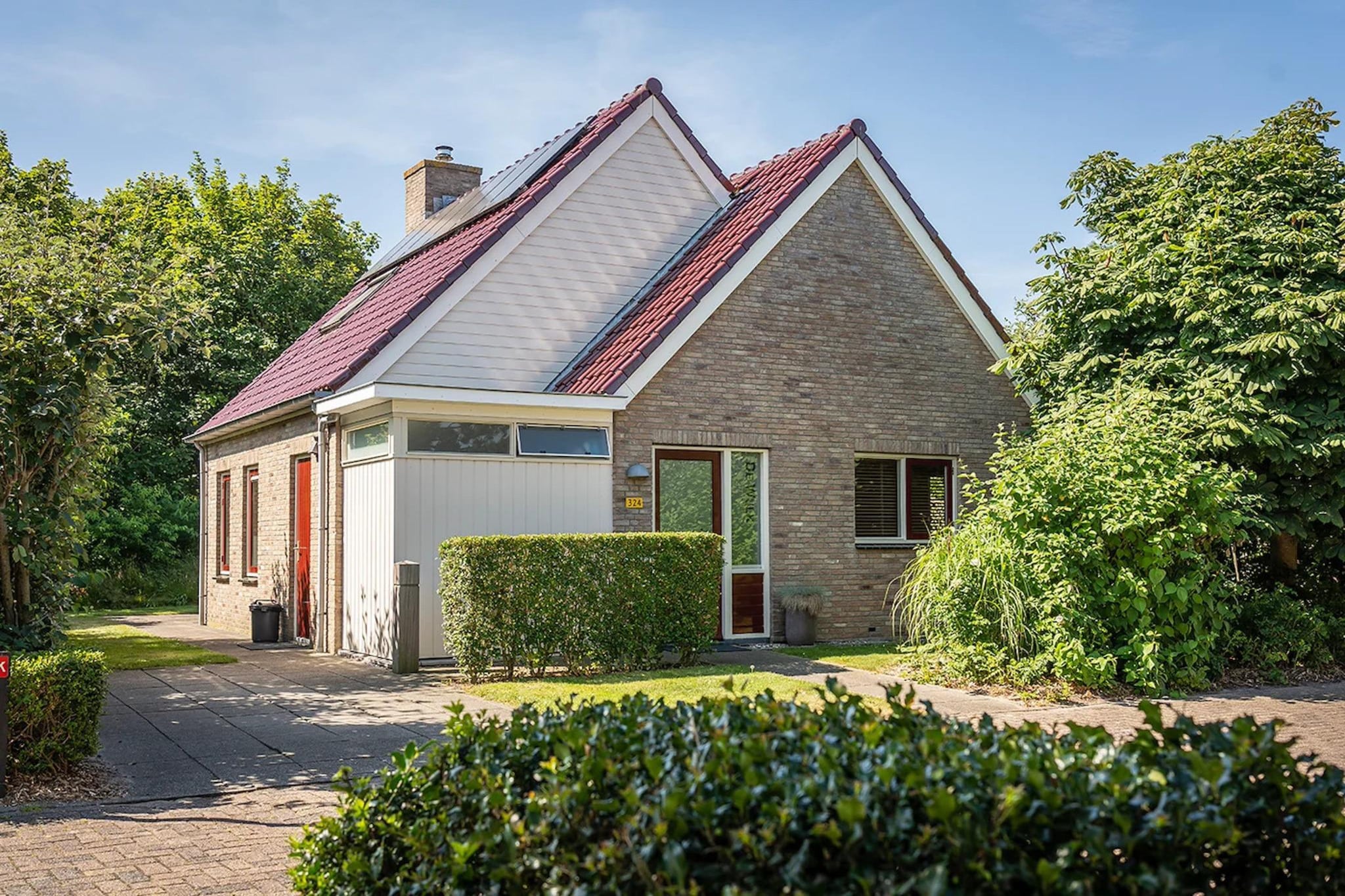 6-person luxury villa with 2 bathrooms on Texel - Buitenkant zomer