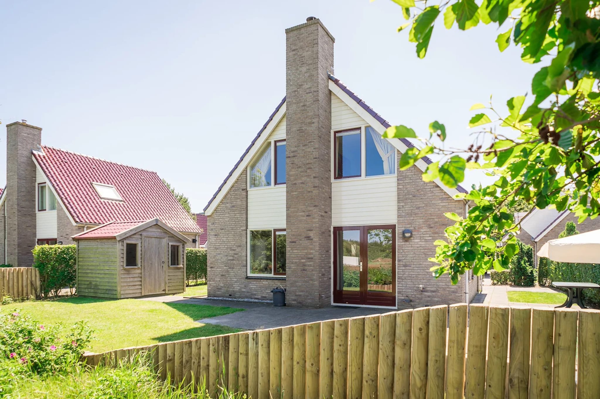 Luxury 4-person villa in a nature reserve on Texel - Buitenkant zomer