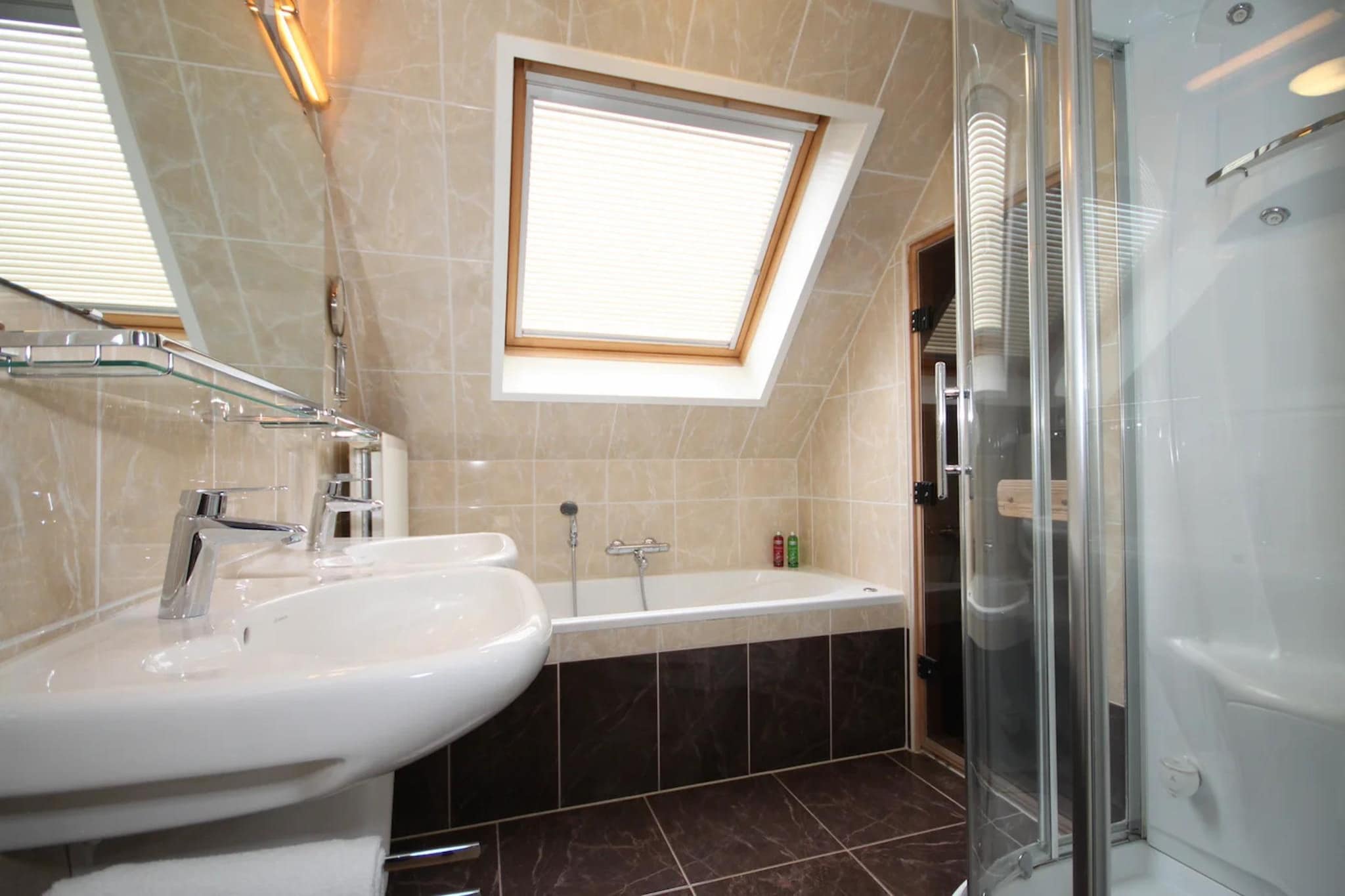 Luxury 4-person villa in a nature reserve on Texel - Badkamer