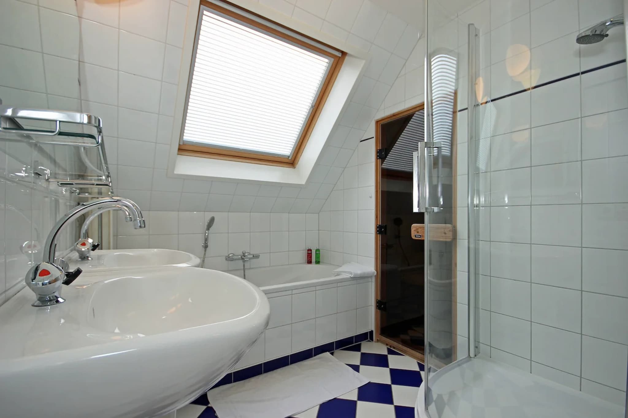 5-person luxury holiday villa on Texel - Badkamer