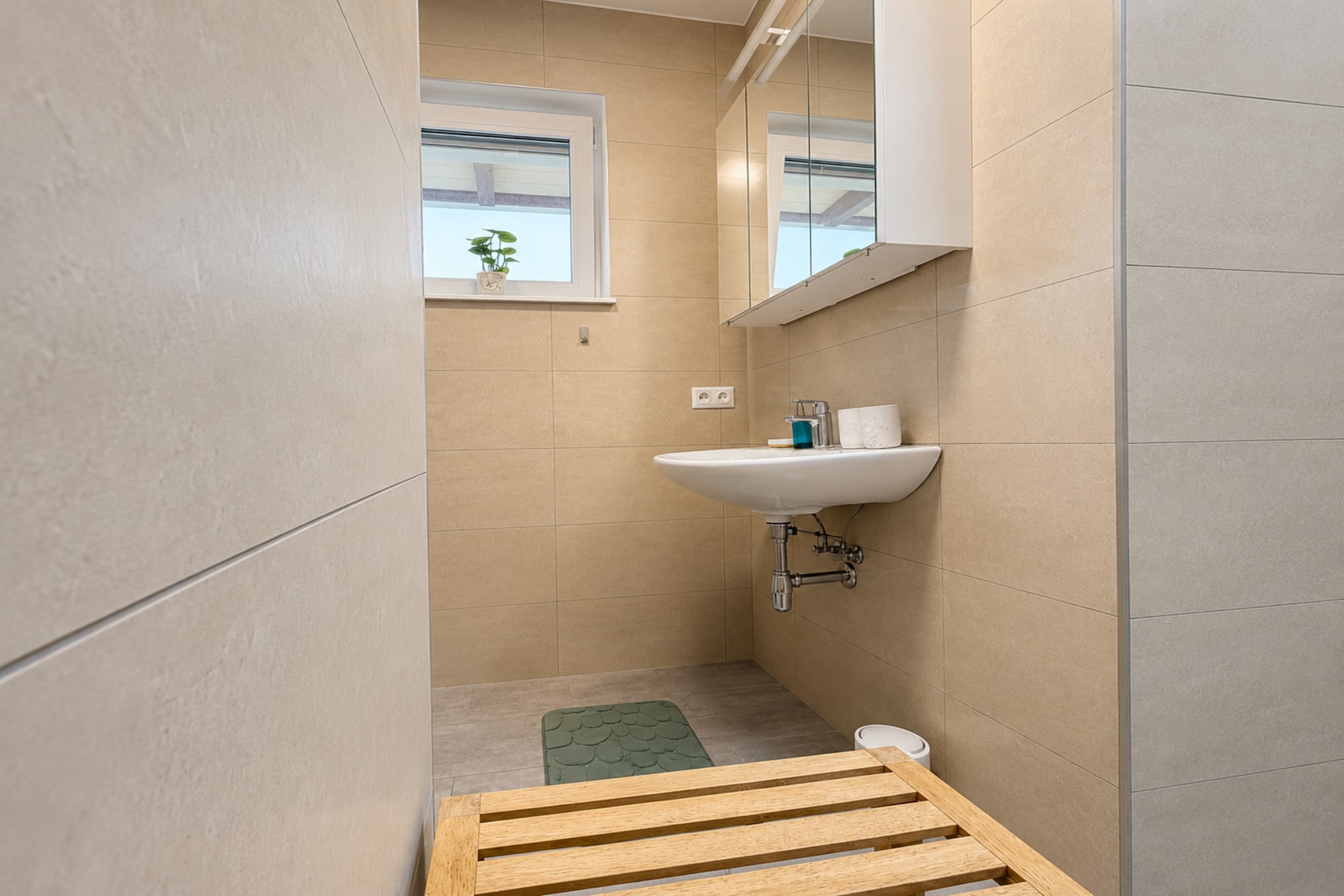 Emy-Lou Apartment - Bathroom