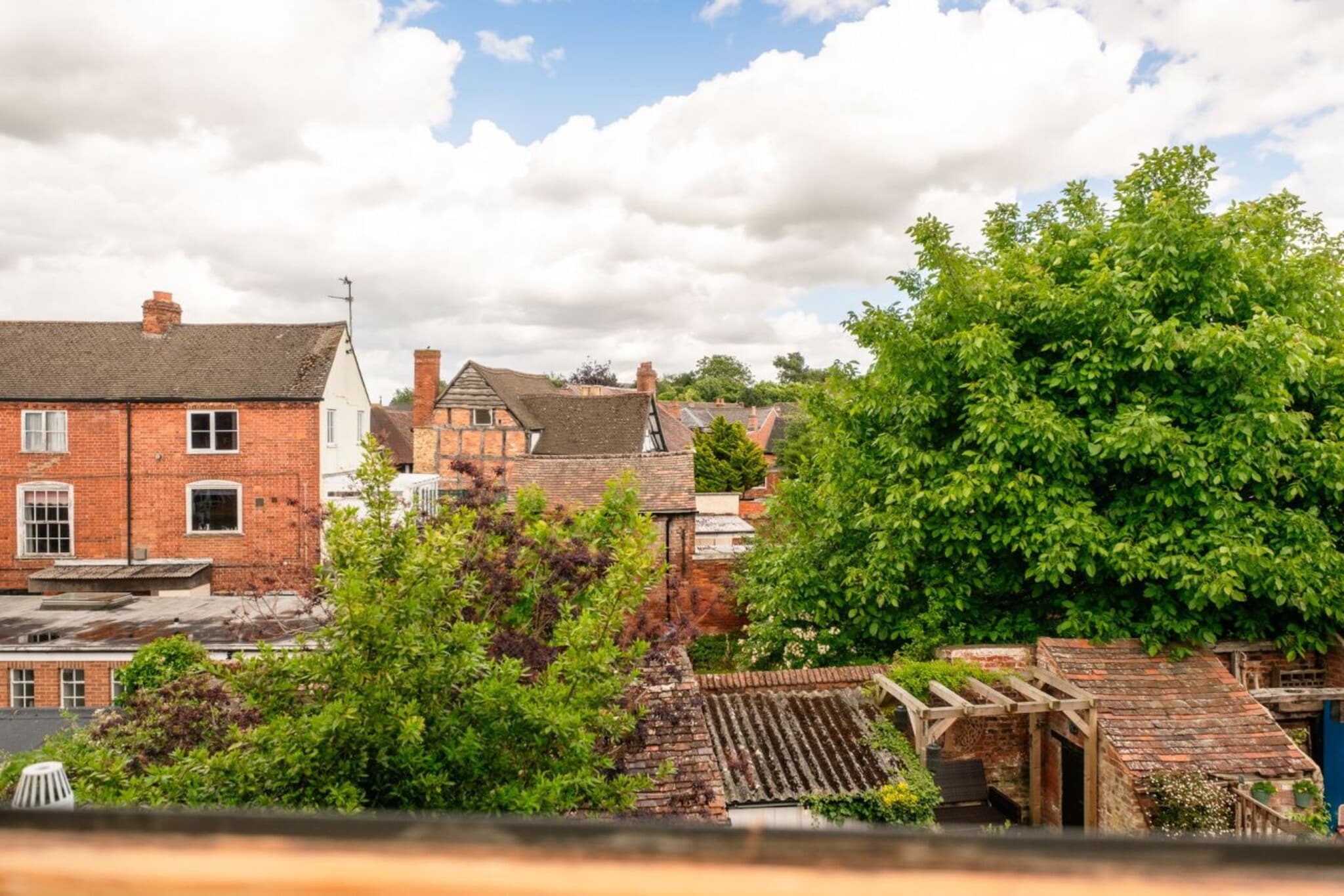 Three Storeys in Newent - Uitzicht zomer