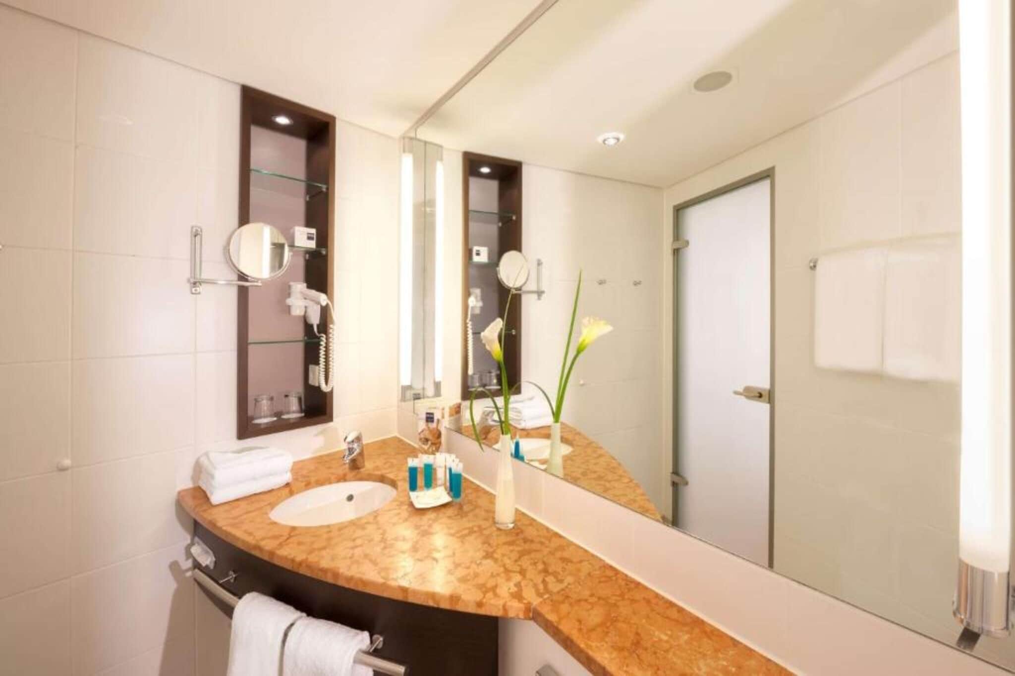 Dorint an der Kongresshalle Augsburg -Superior Double Room - Bathroom