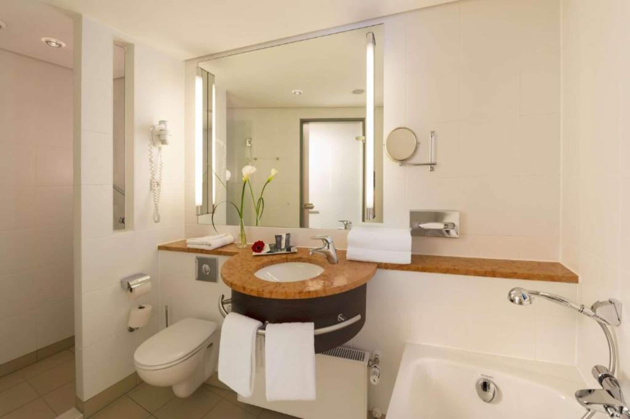 Dorint an der Kongresshalle Augsburg -Superior Double Room - Bathroom