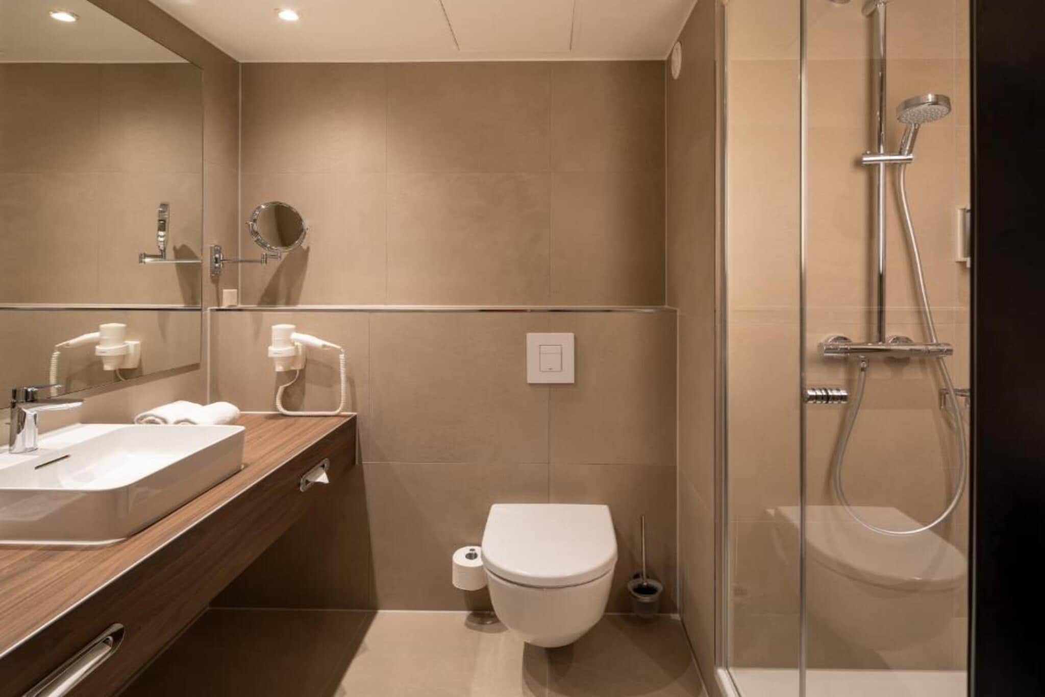 H Hotel Hannover - Superior Double Room - Badezimmer