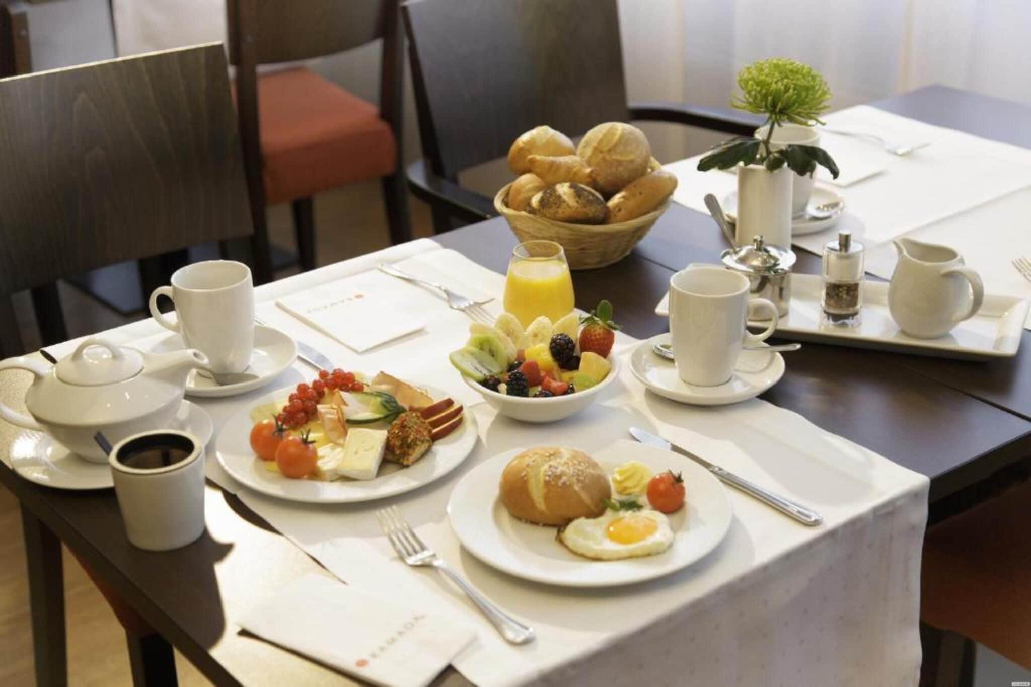 H Hotel Hannover - Triple room - Image-tags.hotelfacilitiesandservices