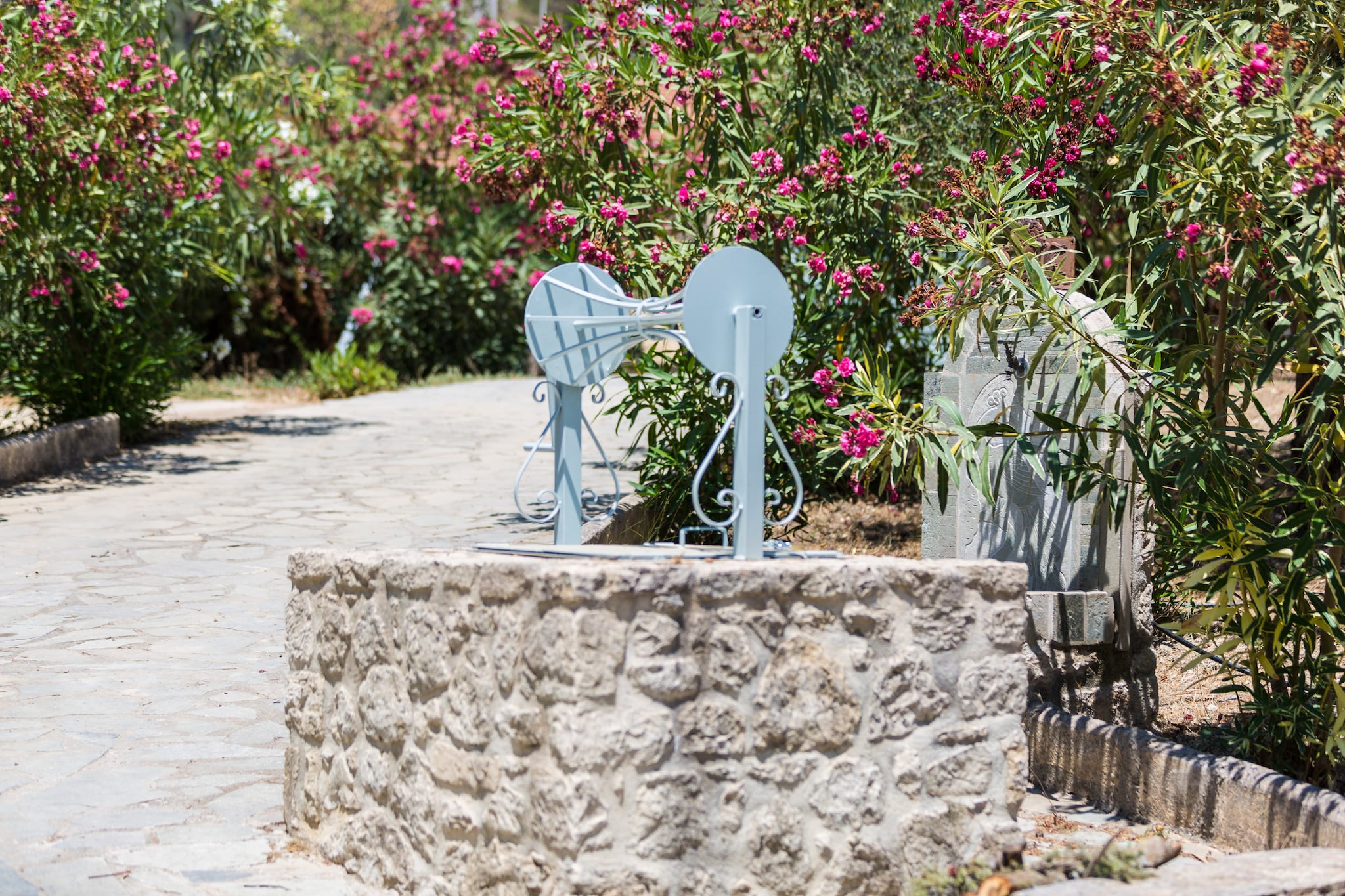 Oros Residence - Garten Sommer