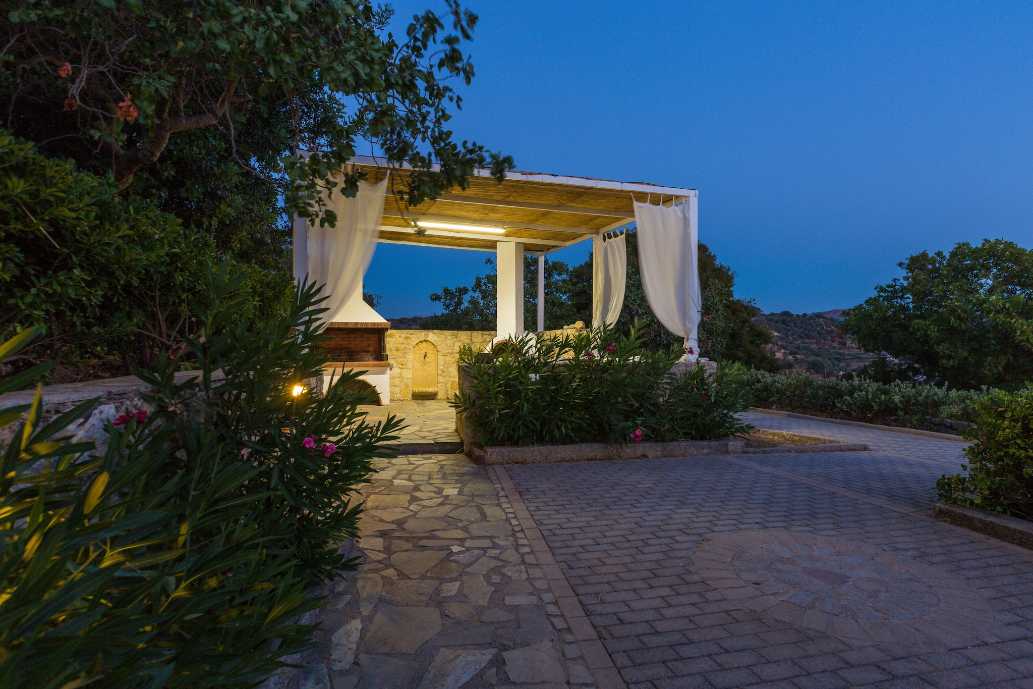 Oros Residence - Garten Sommer