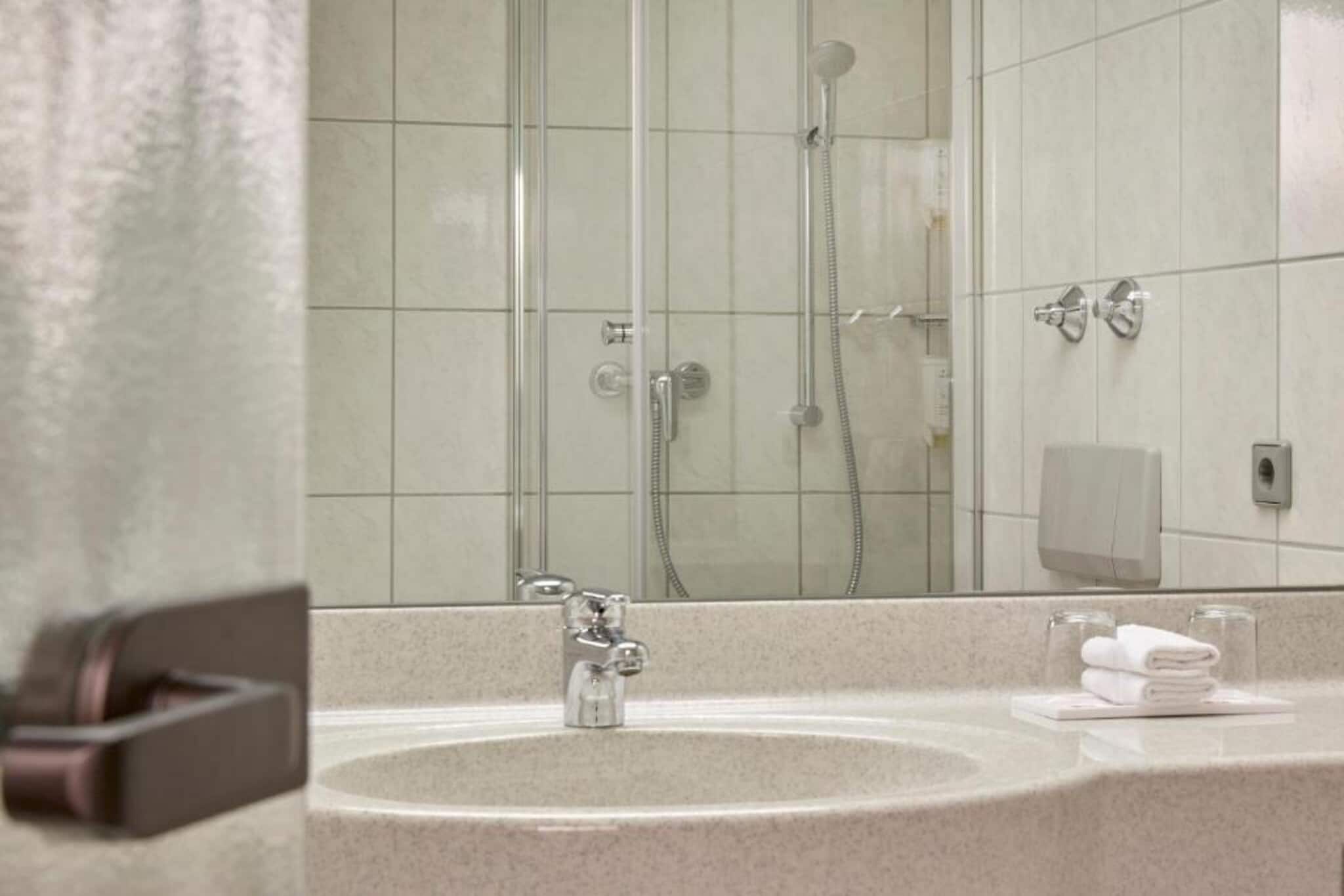 H Hotel Stuttgart Herrenberg-Comfort Double room - Bathroom