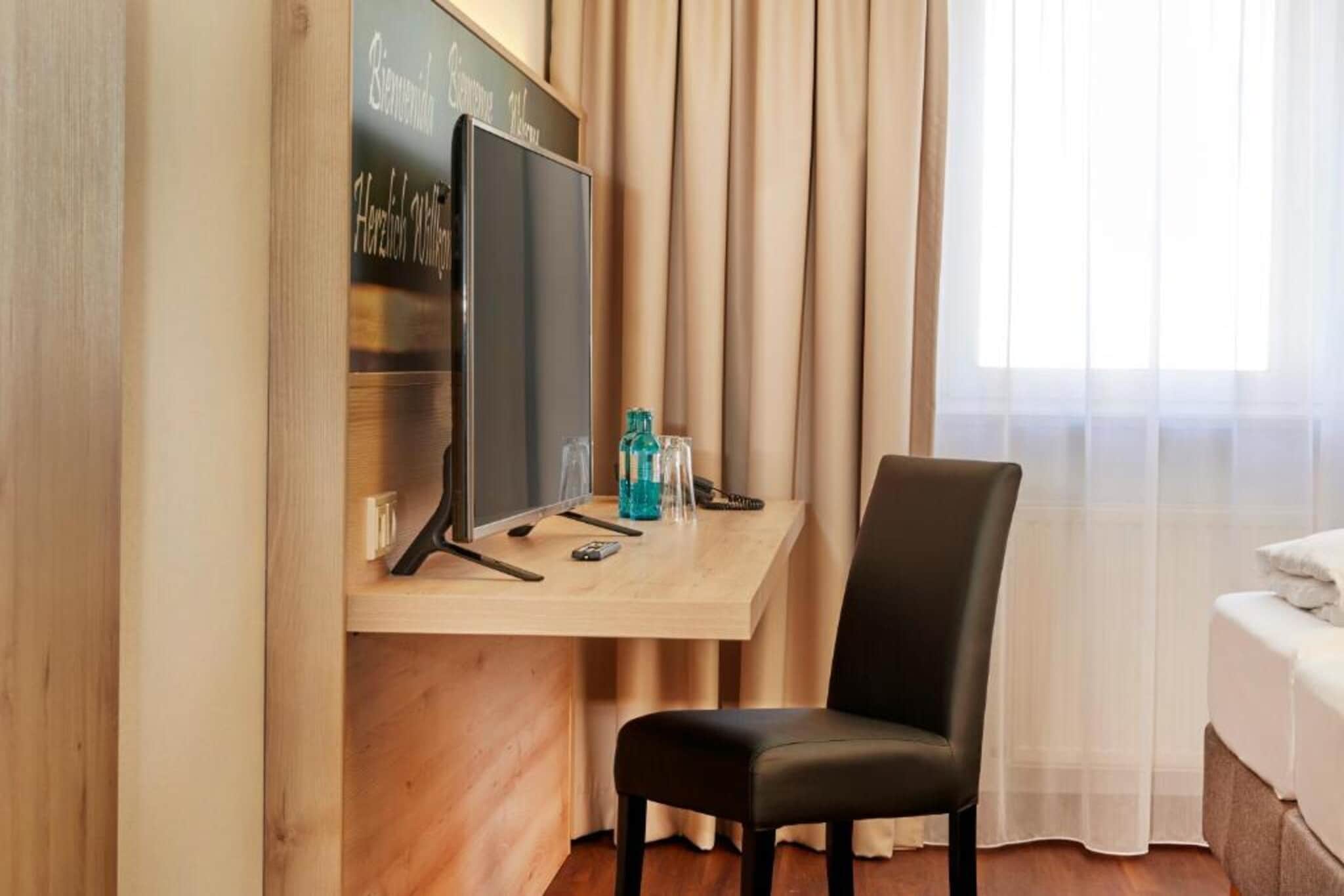 H Hotel Stuttgart Herrenberg-Superior Double Room - Bedroom
